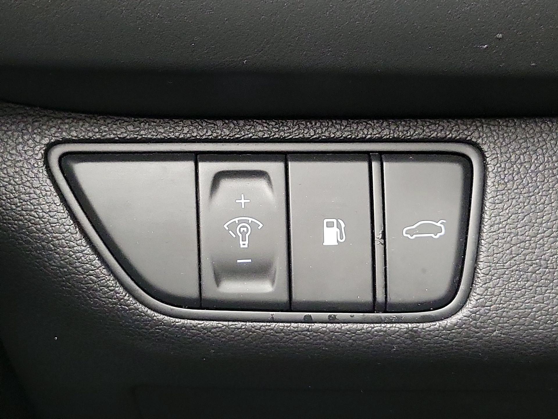 Thumbnail: 2022 Genesis G70 - 13