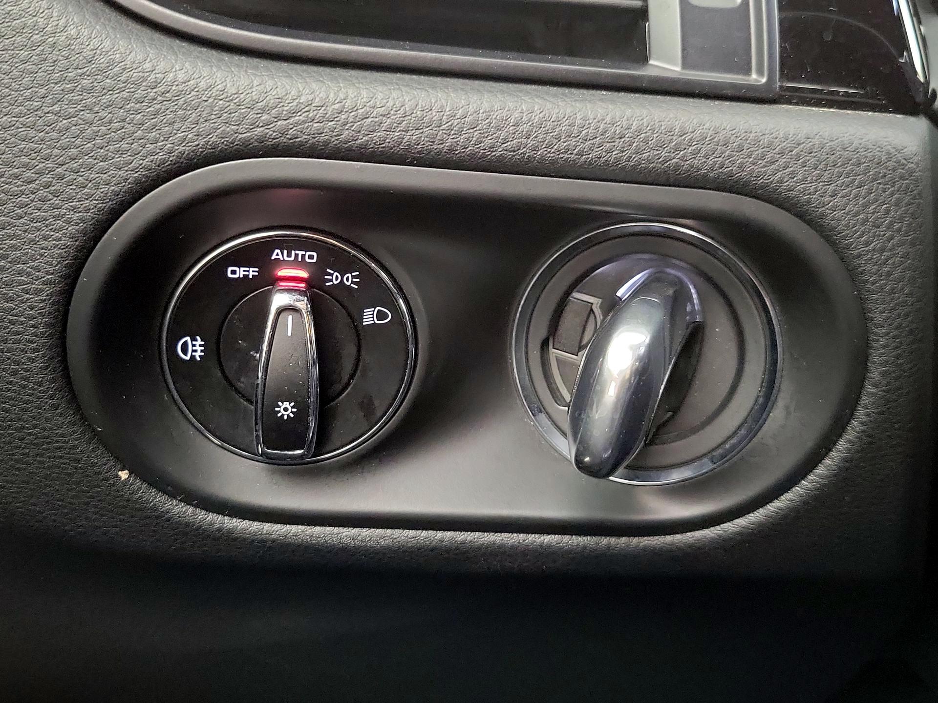 Thumbnail: 2020 Porsche Macan - 13