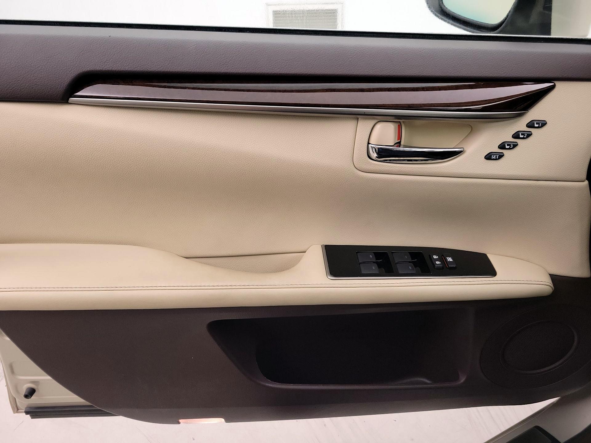 Thumbnail: 2016 Lexus ES - 12