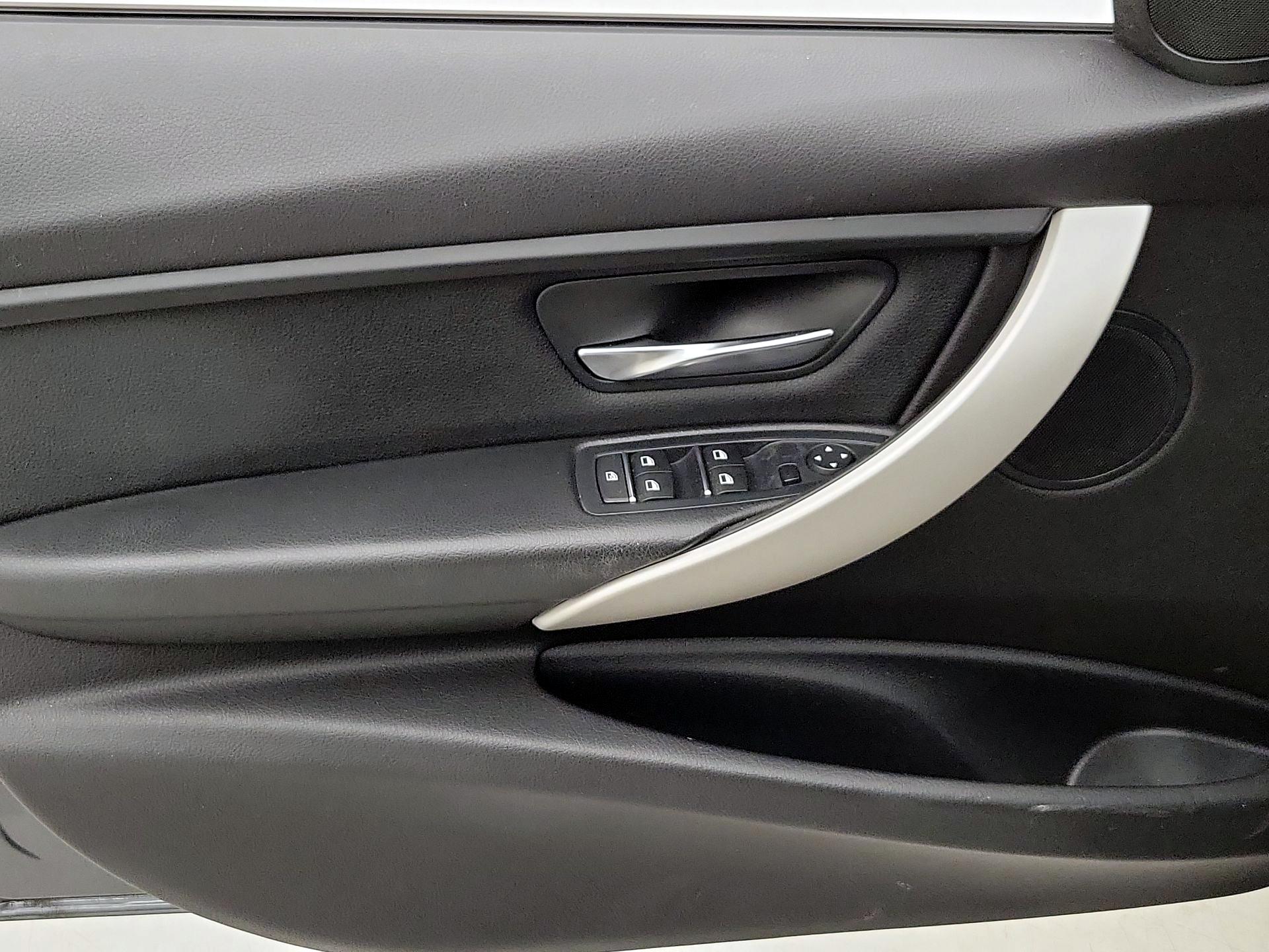 Thumbnail: 2016 BMW 3 Series - 12