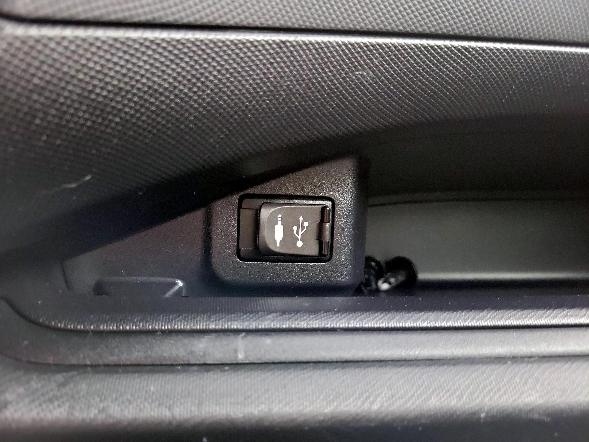 Thumbnail: 2018 Toyota Prius c - 18