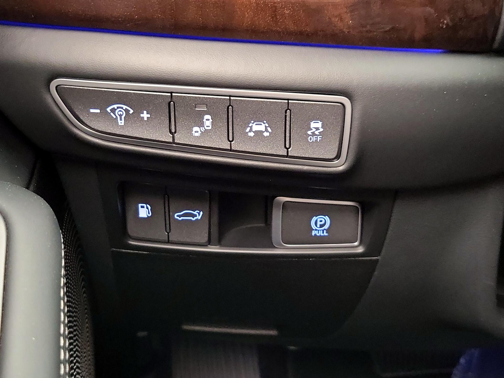 Thumbnail: 2019 Genesis G90 - 13