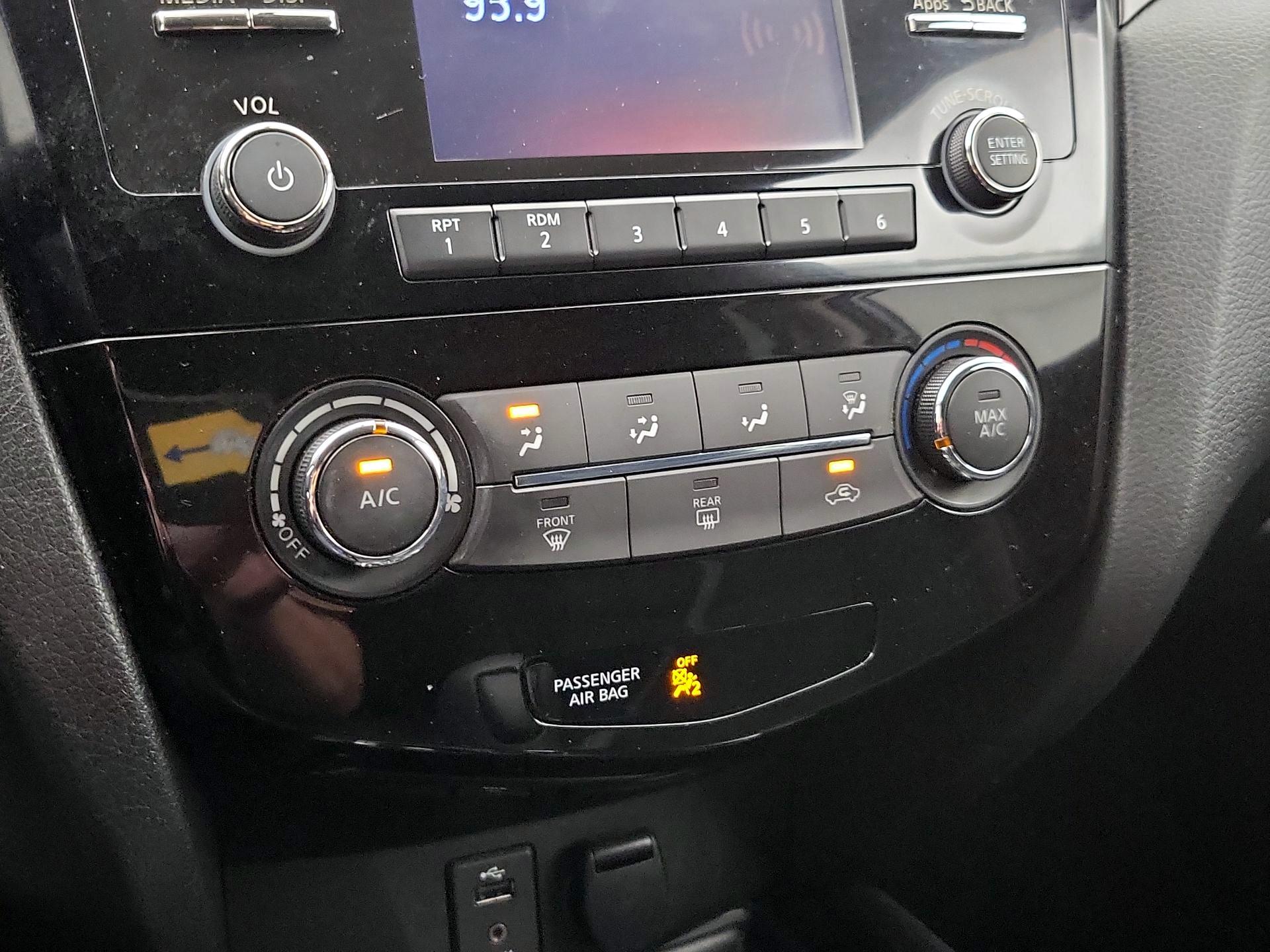 Thumbnail: 2016 Nissan Rogue - 16