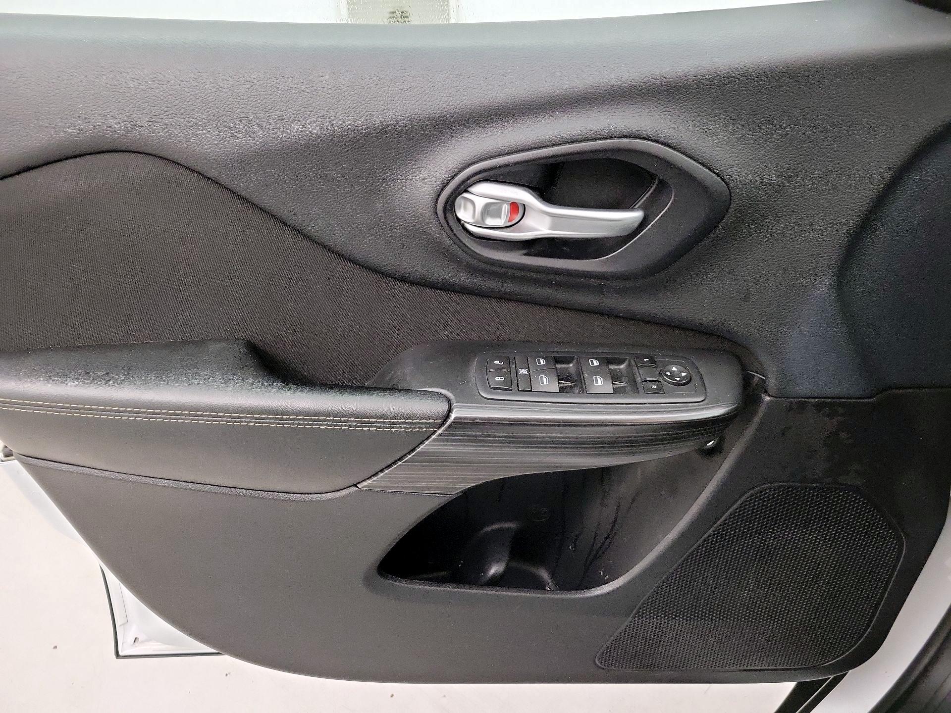 Thumbnail: 2016 Jeep Cherokee - 12