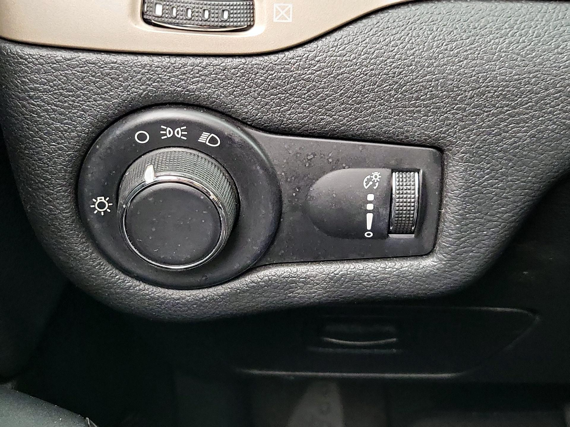 Thumbnail: 2016 Jeep Cherokee - 13