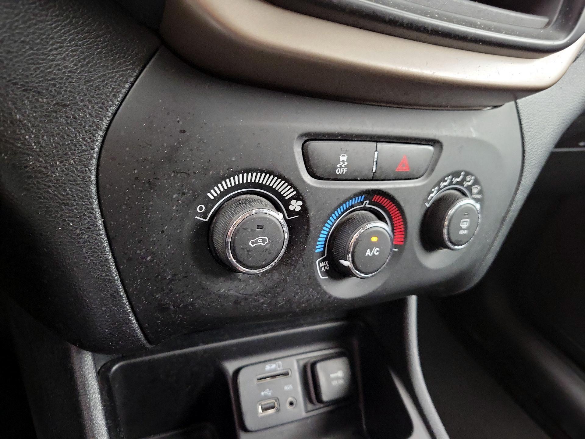 Thumbnail: 2016 Jeep Cherokee - 16