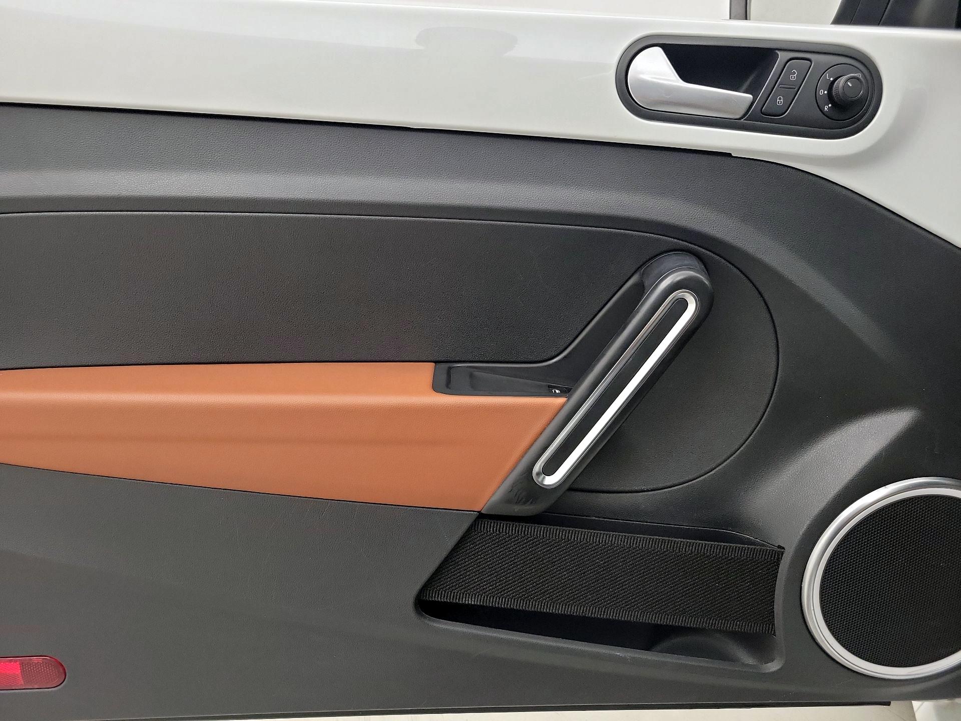 Thumbnail: 2015 Volkswagen Beetle - 12