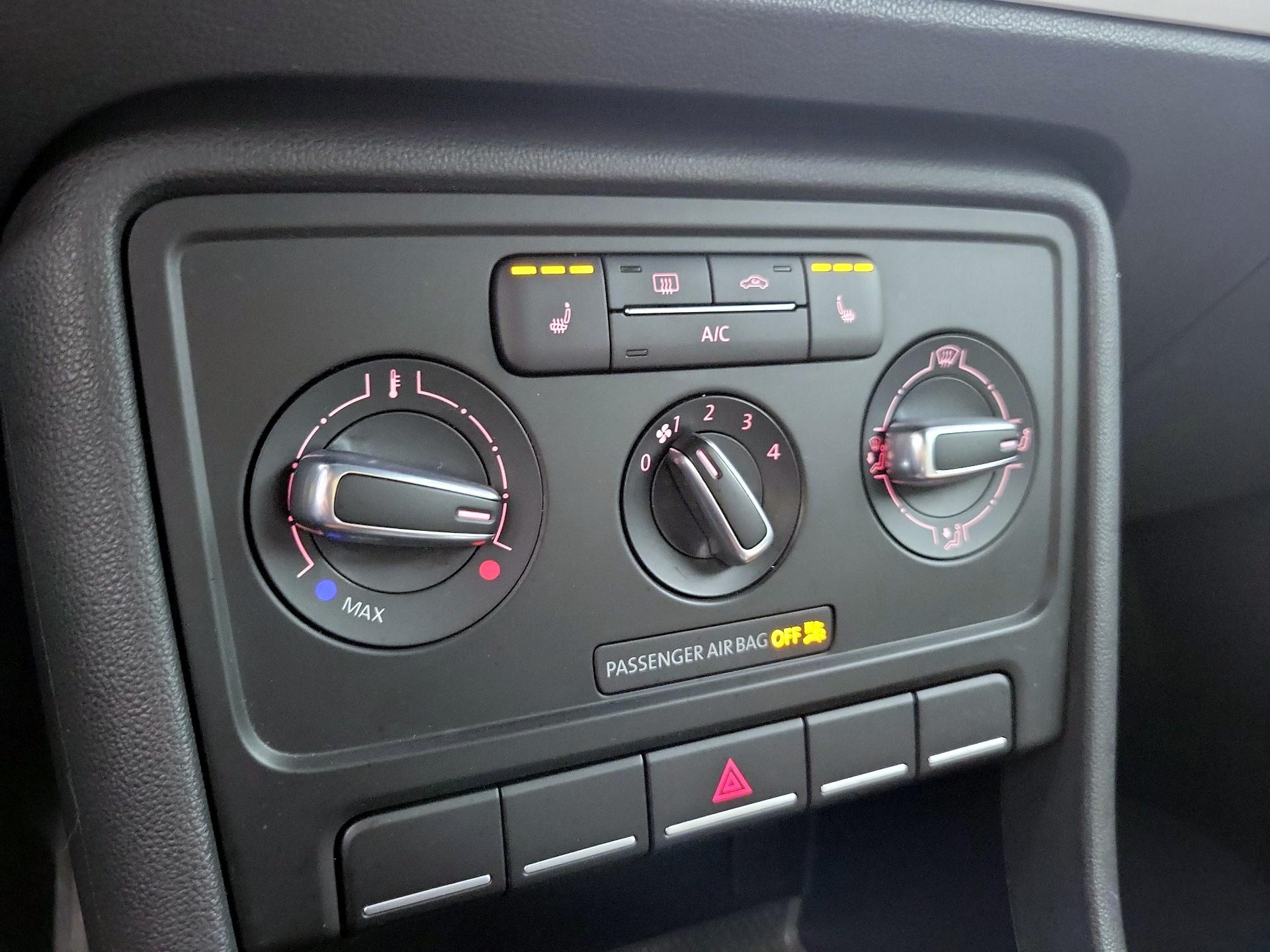 Thumbnail: 2015 Volkswagen Beetle - 15