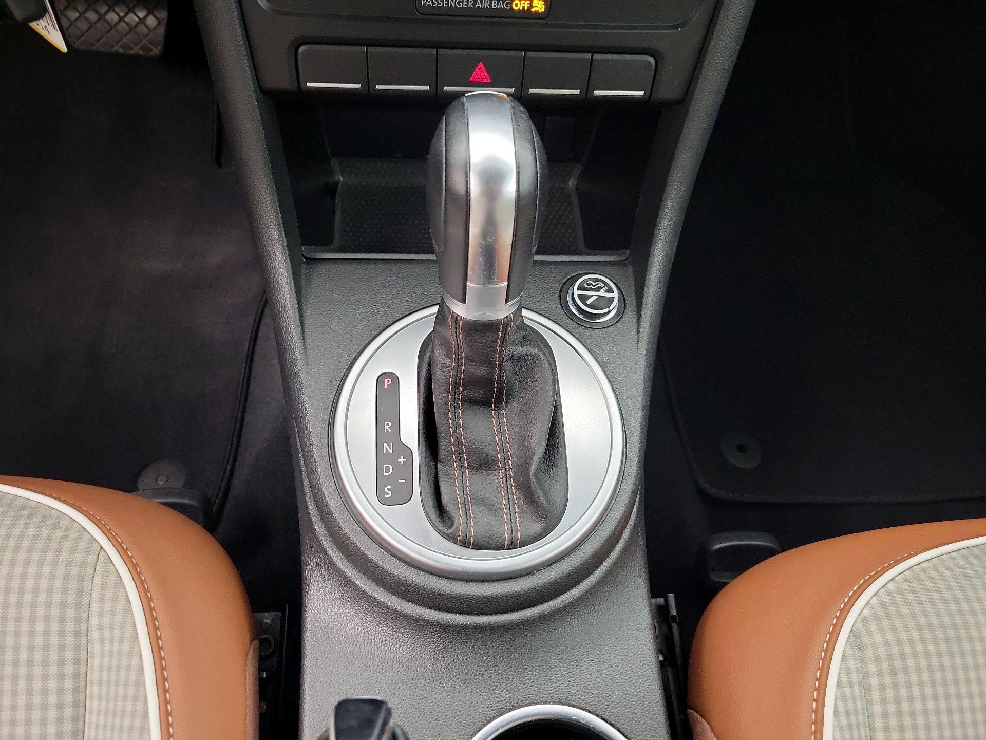 Thumbnail: 2015 Volkswagen Beetle - 16