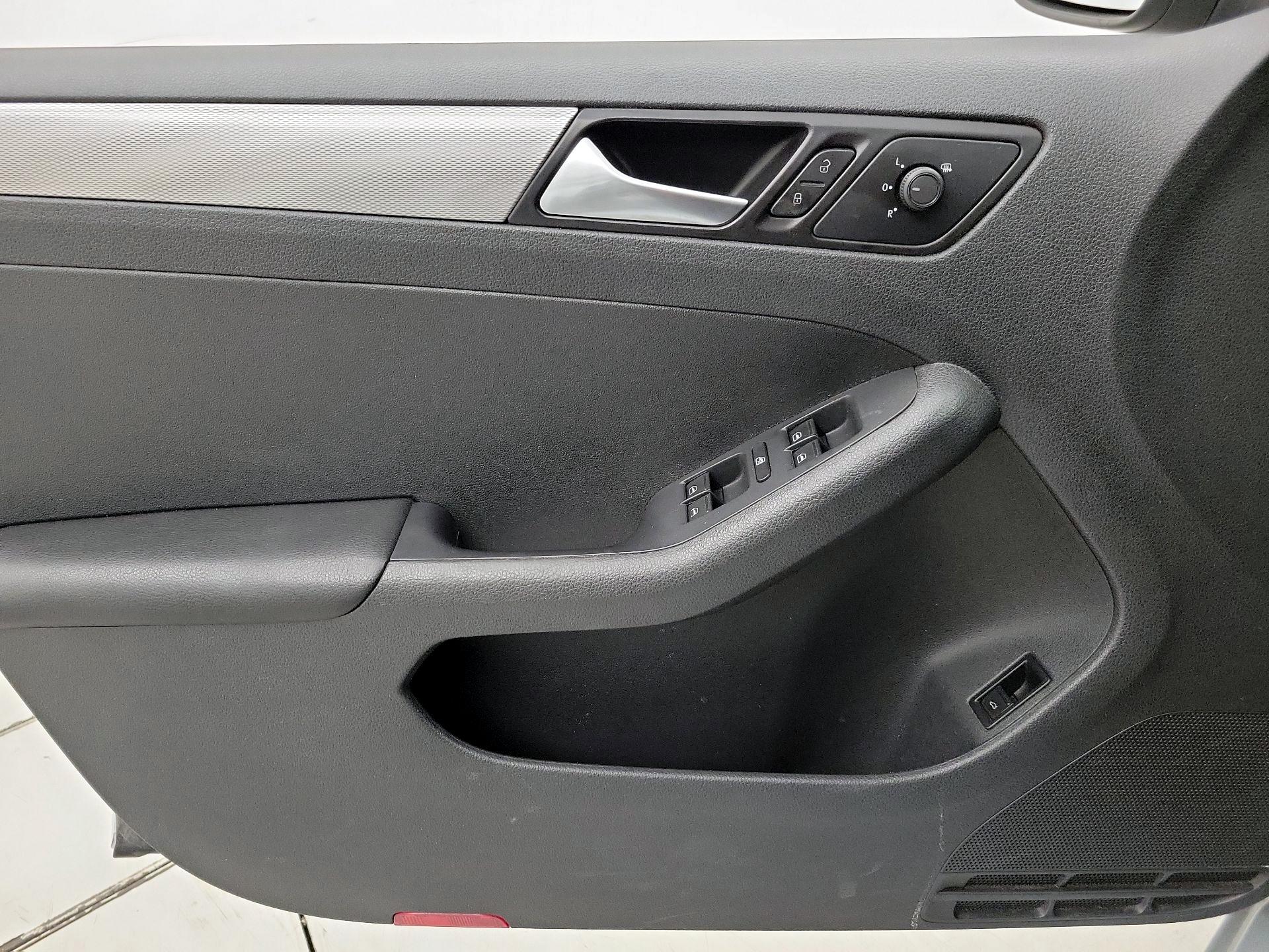 Thumbnail: 2017 Volkswagen Jetta - 12