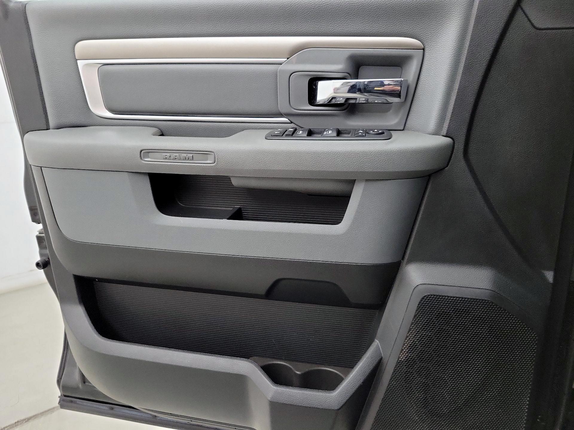 Thumbnail: 2019 RAM 1500 Classic - 12