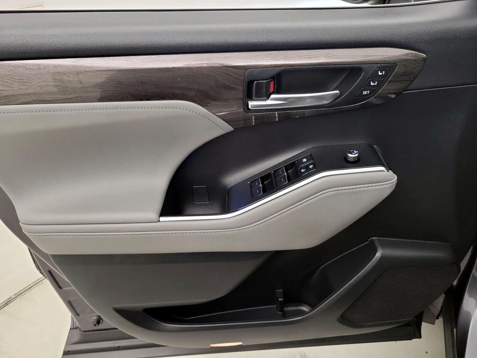 Thumbnail: 2021 Toyota Highlander - 12