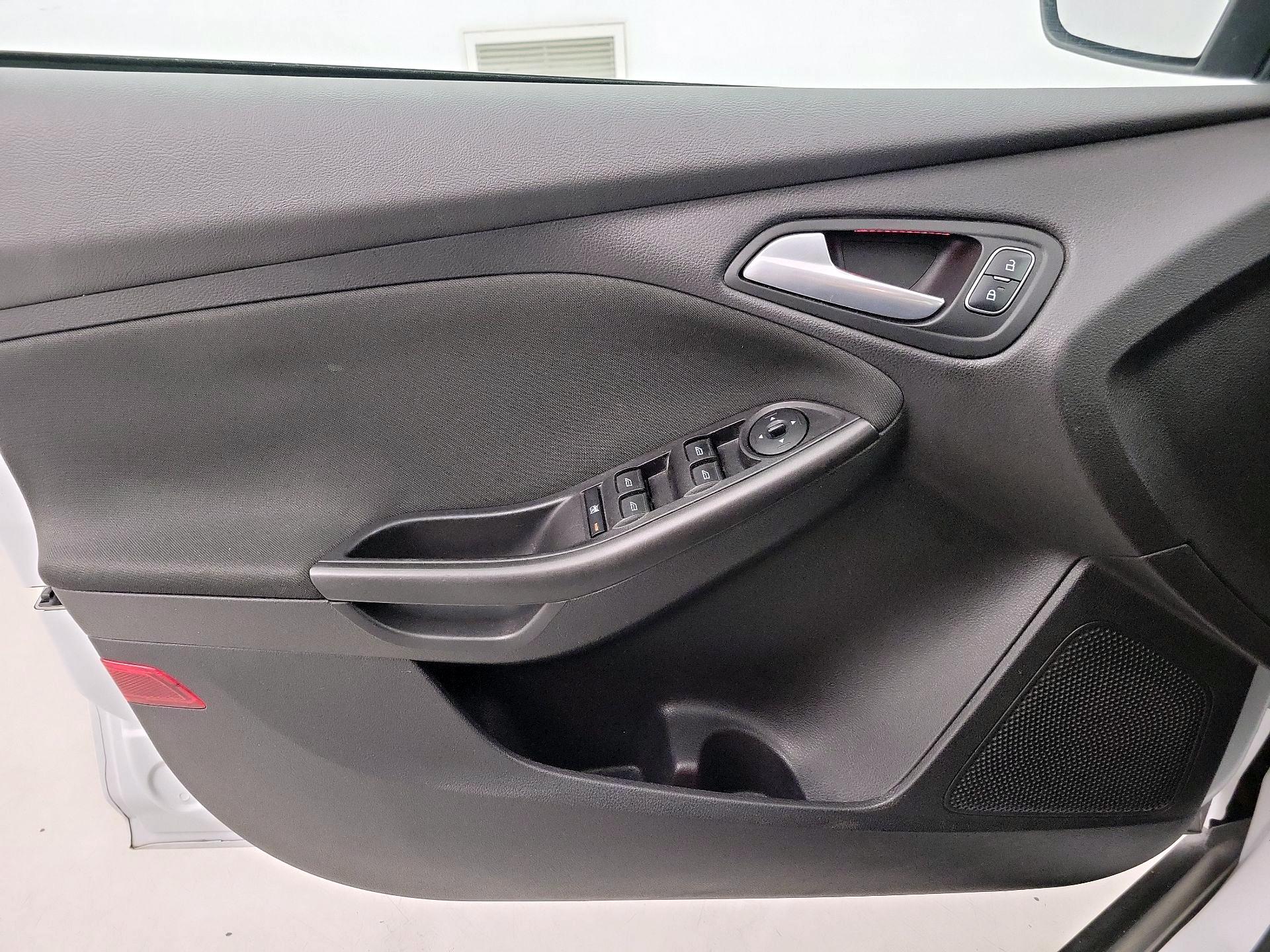 Thumbnail: 2015 Ford Focus - 12