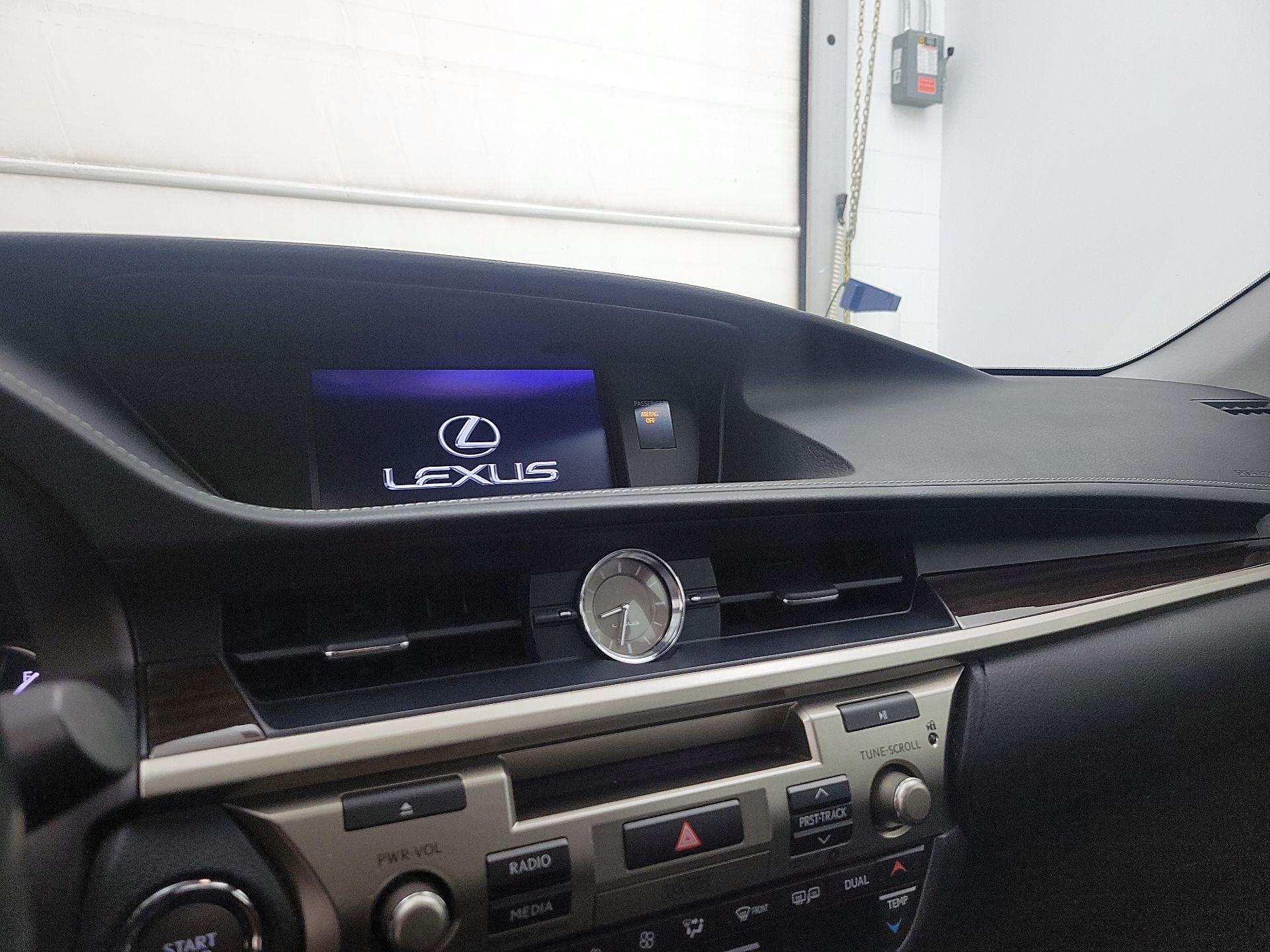 Thumbnail: 2018 Lexus ES - 15