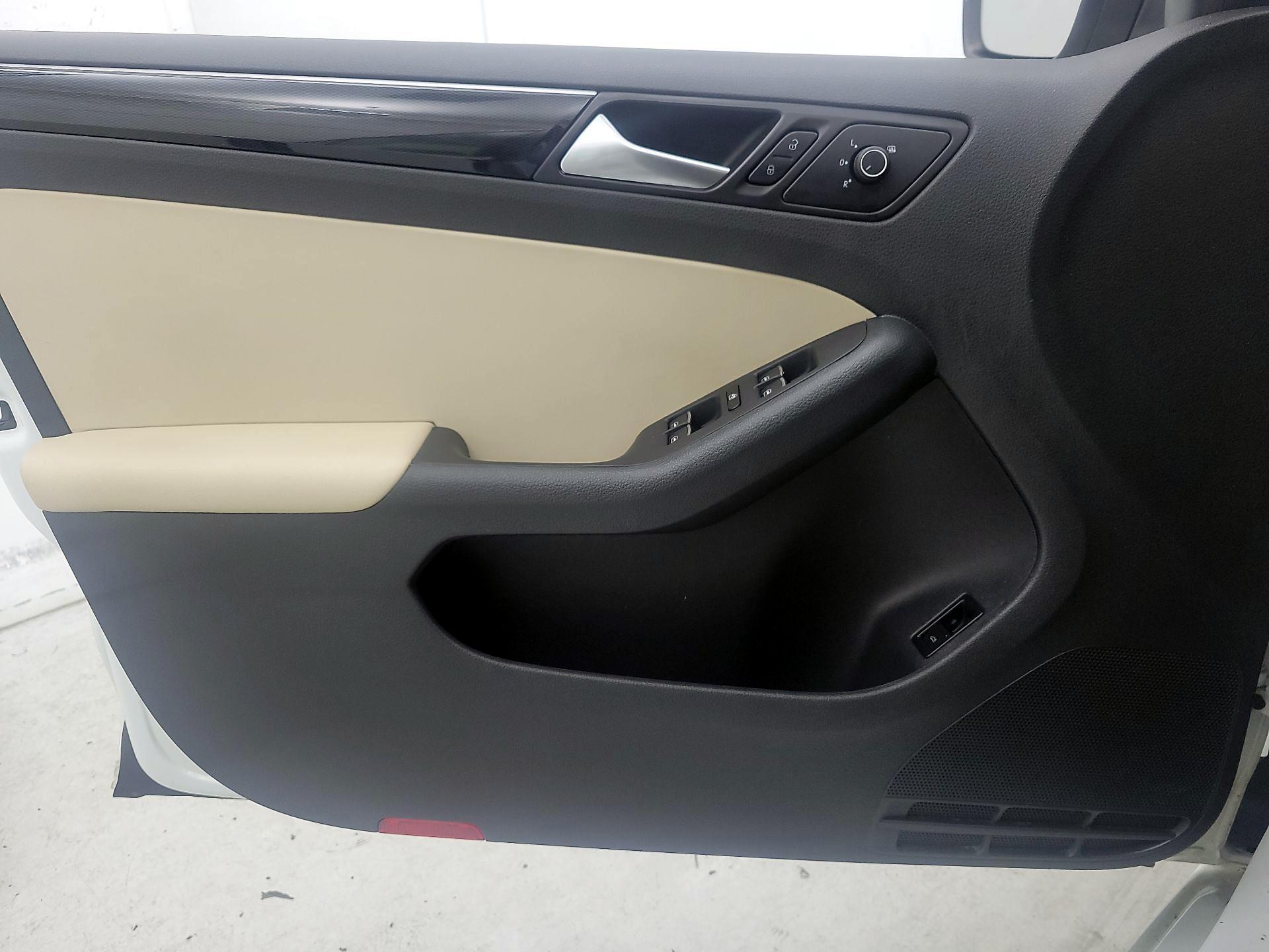 Thumbnail: 2017 Volkswagen Jetta - 12