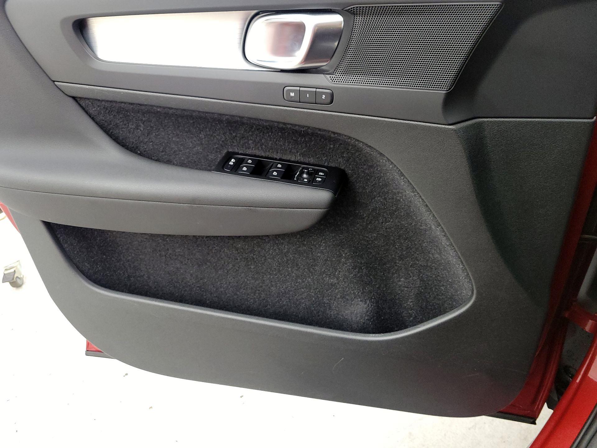 Thumbnail: 2021 Volvo XC40 - 12