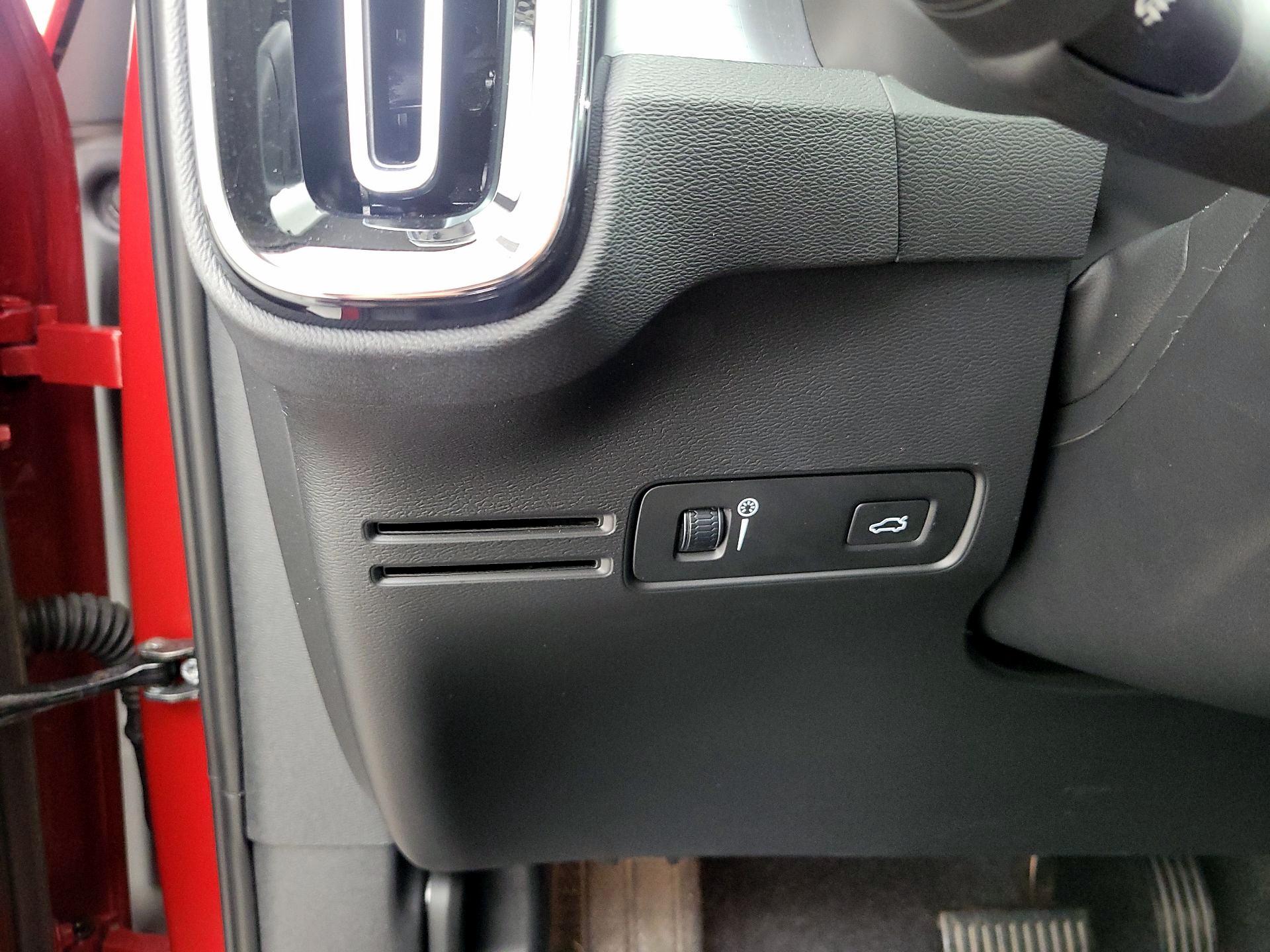 Thumbnail: 2021 Volvo XC40 - 13