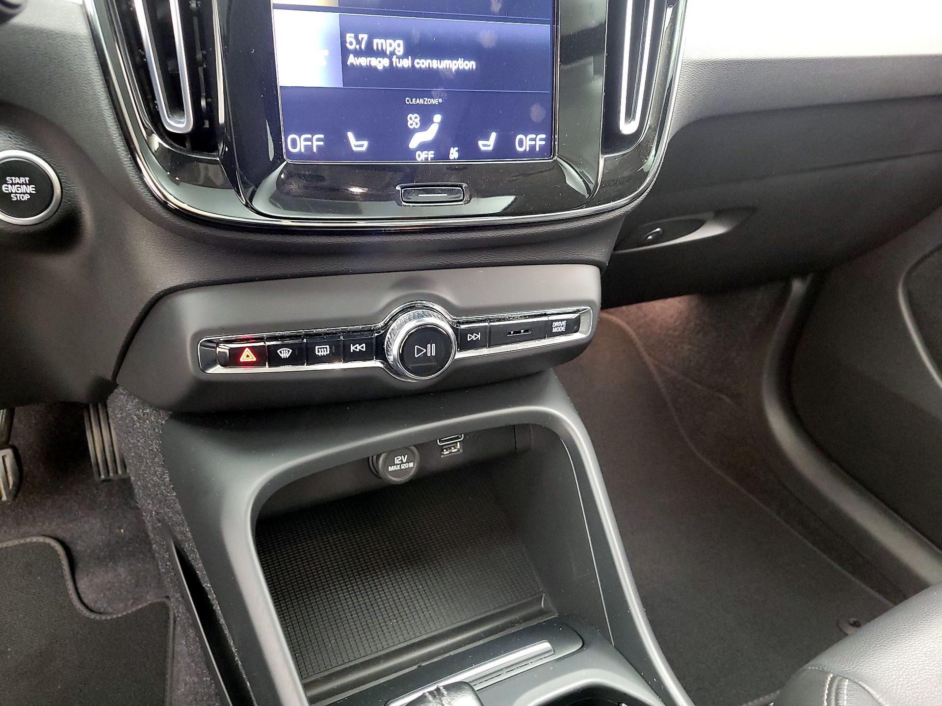 Thumbnail: 2021 Volvo XC40 - 16