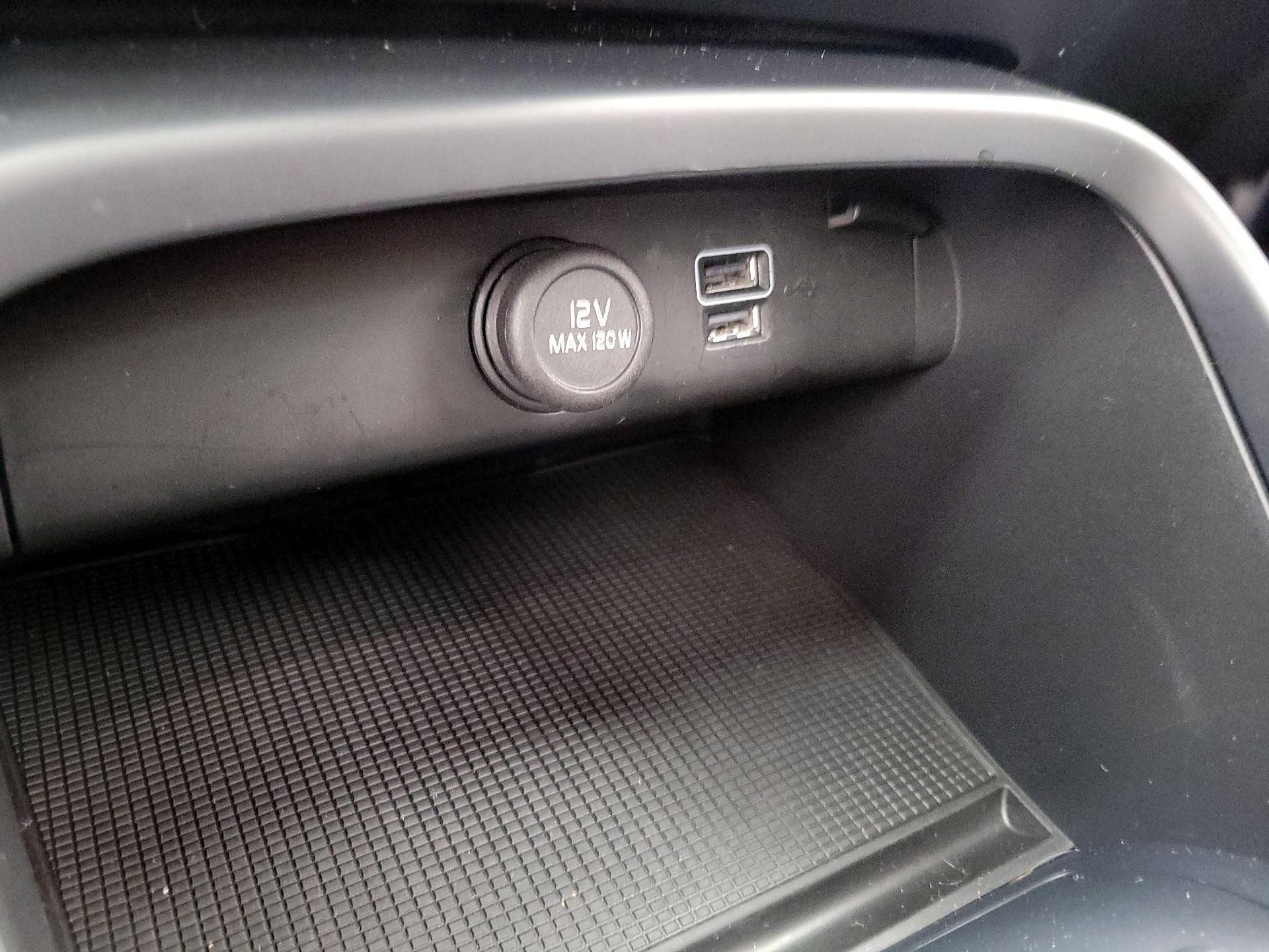 Thumbnail: 2021 Volvo XC40 - 18