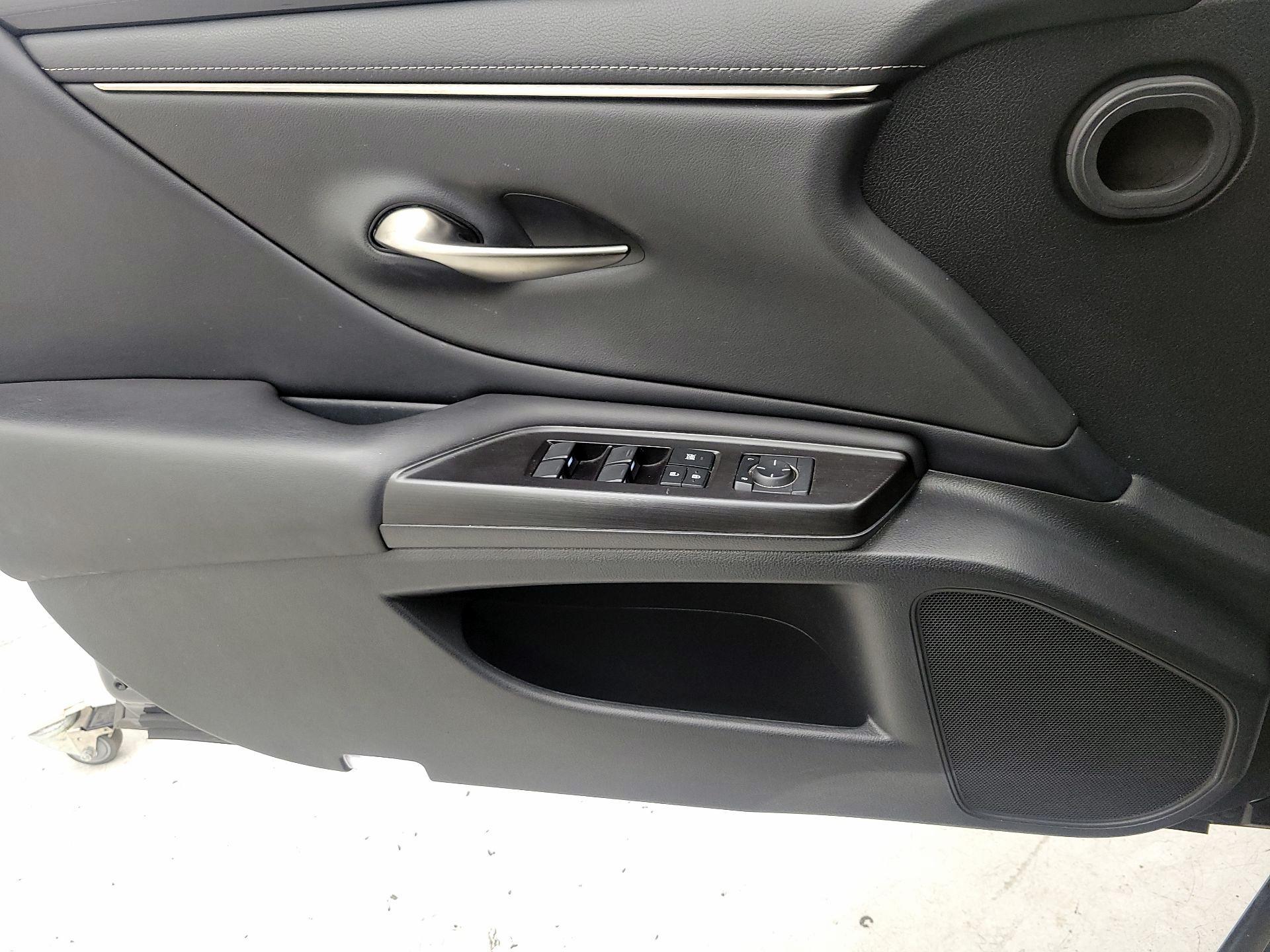 Thumbnail: 2019 Lexus ES - 12