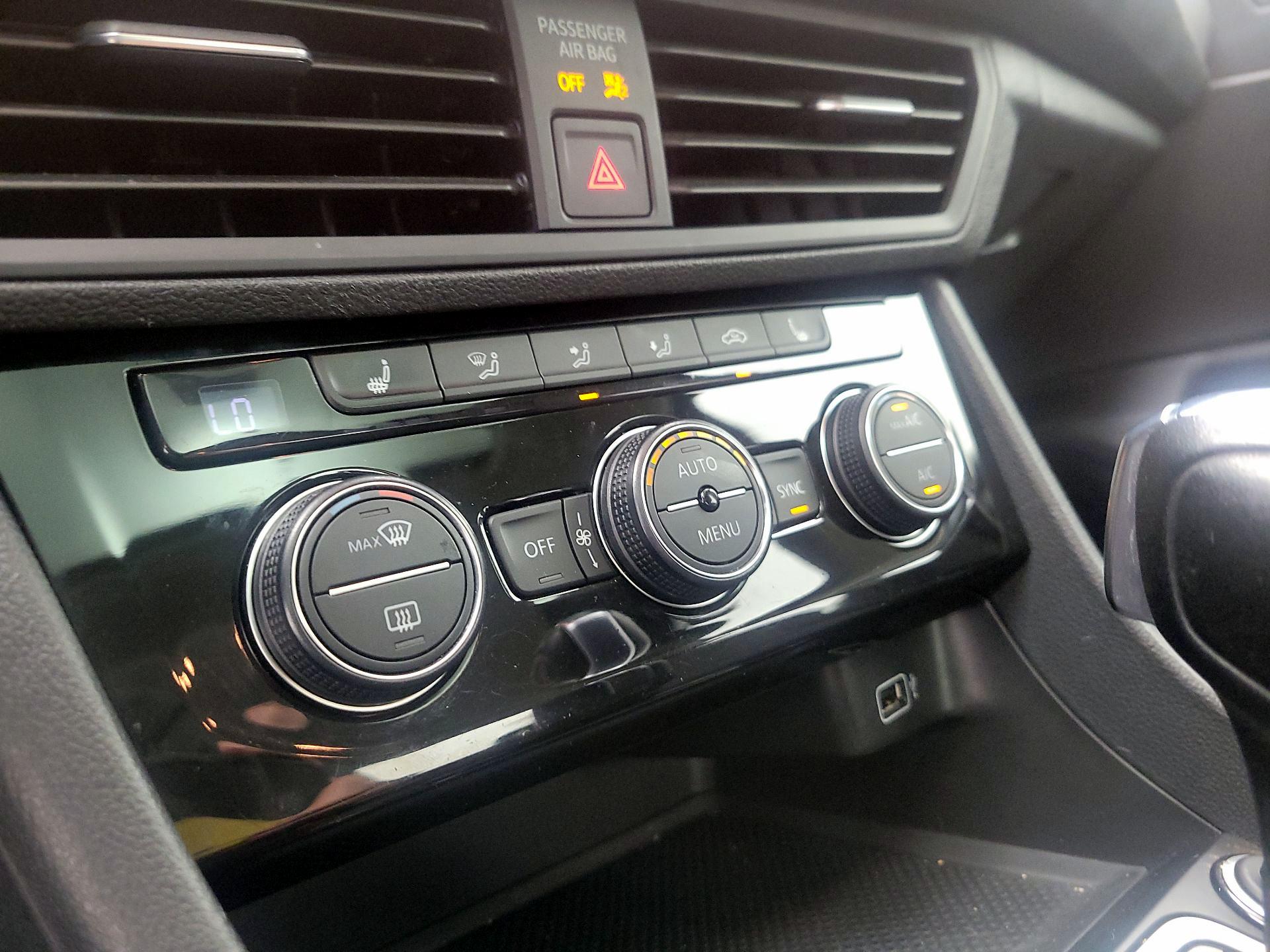 Thumbnail: 2019 Volkswagen Jetta - 15