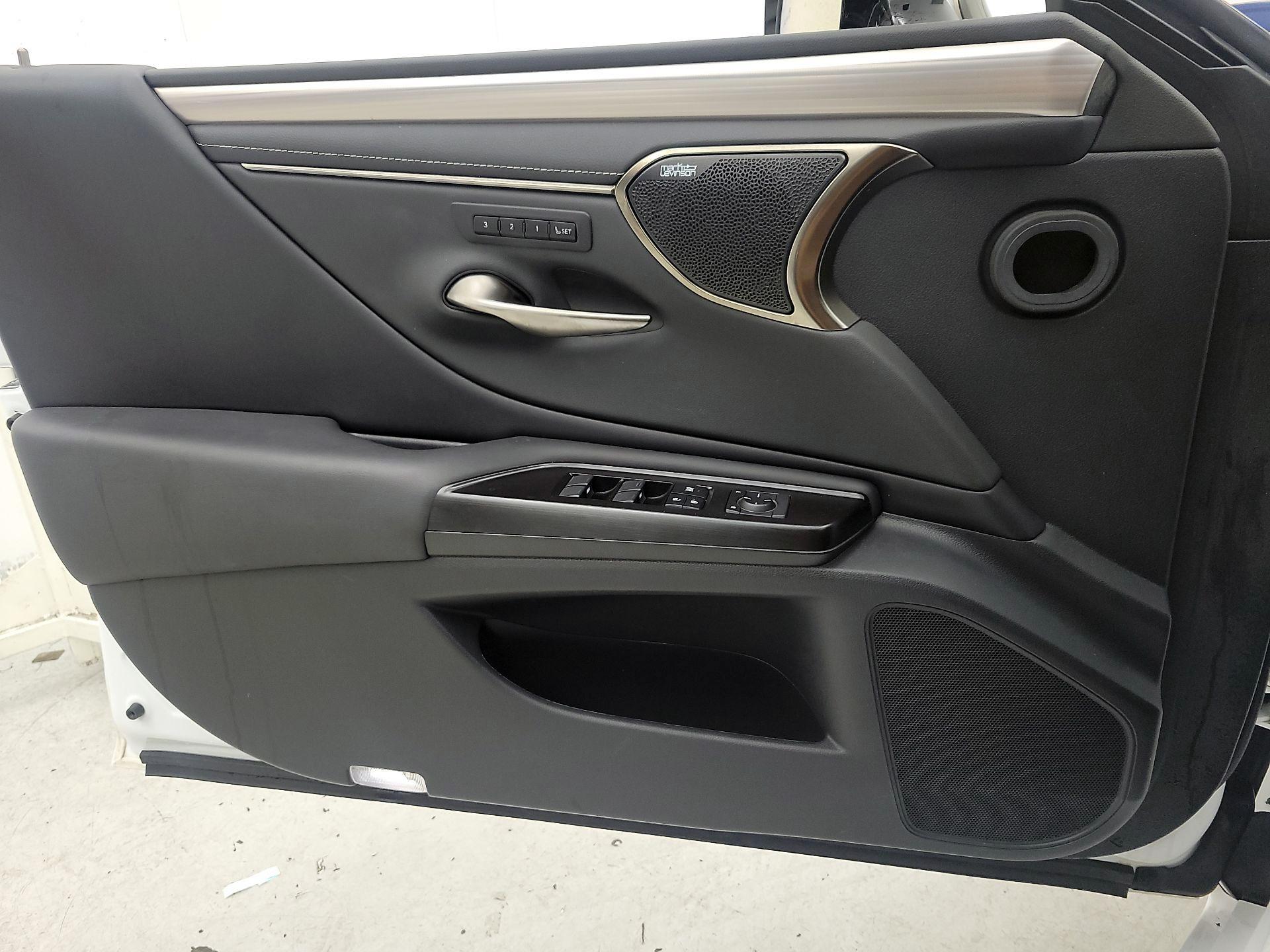 Thumbnail: 2019 Lexus ES - 12