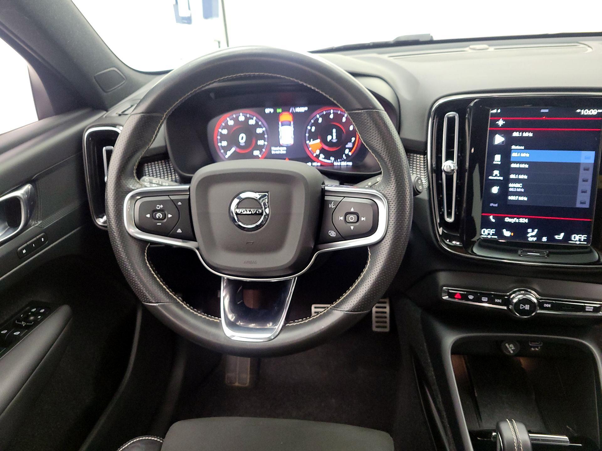 Thumbnail: 2021 Volvo XC40 - 10