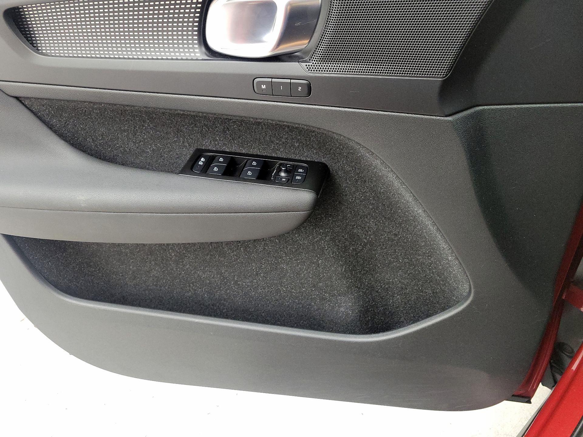 Thumbnail: 2021 Volvo XC40 - 12