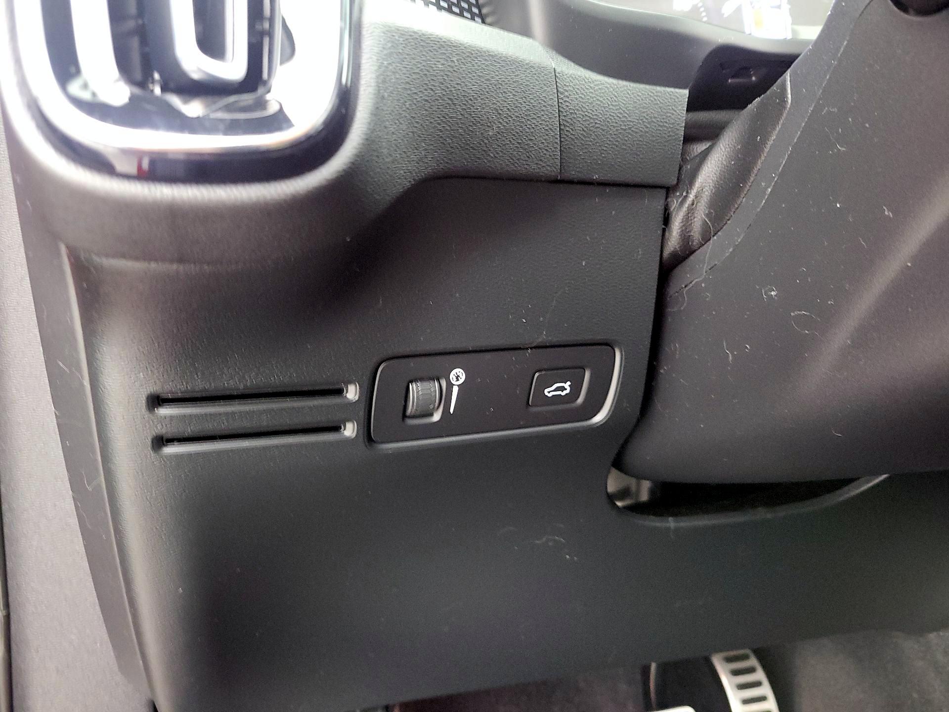 Thumbnail: 2021 Volvo XC40 - 13