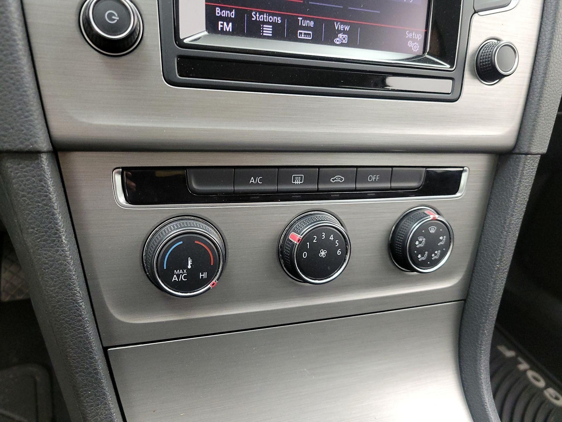 Thumbnail: 2015 Volkswagen Golf - 15