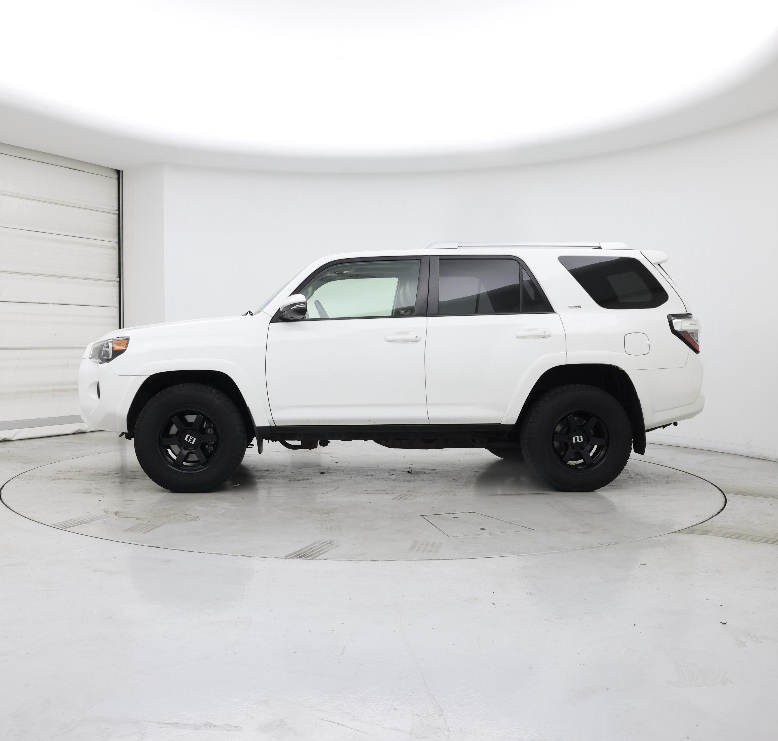 Thumbnail: 2016 Toyota 4Runner - 3