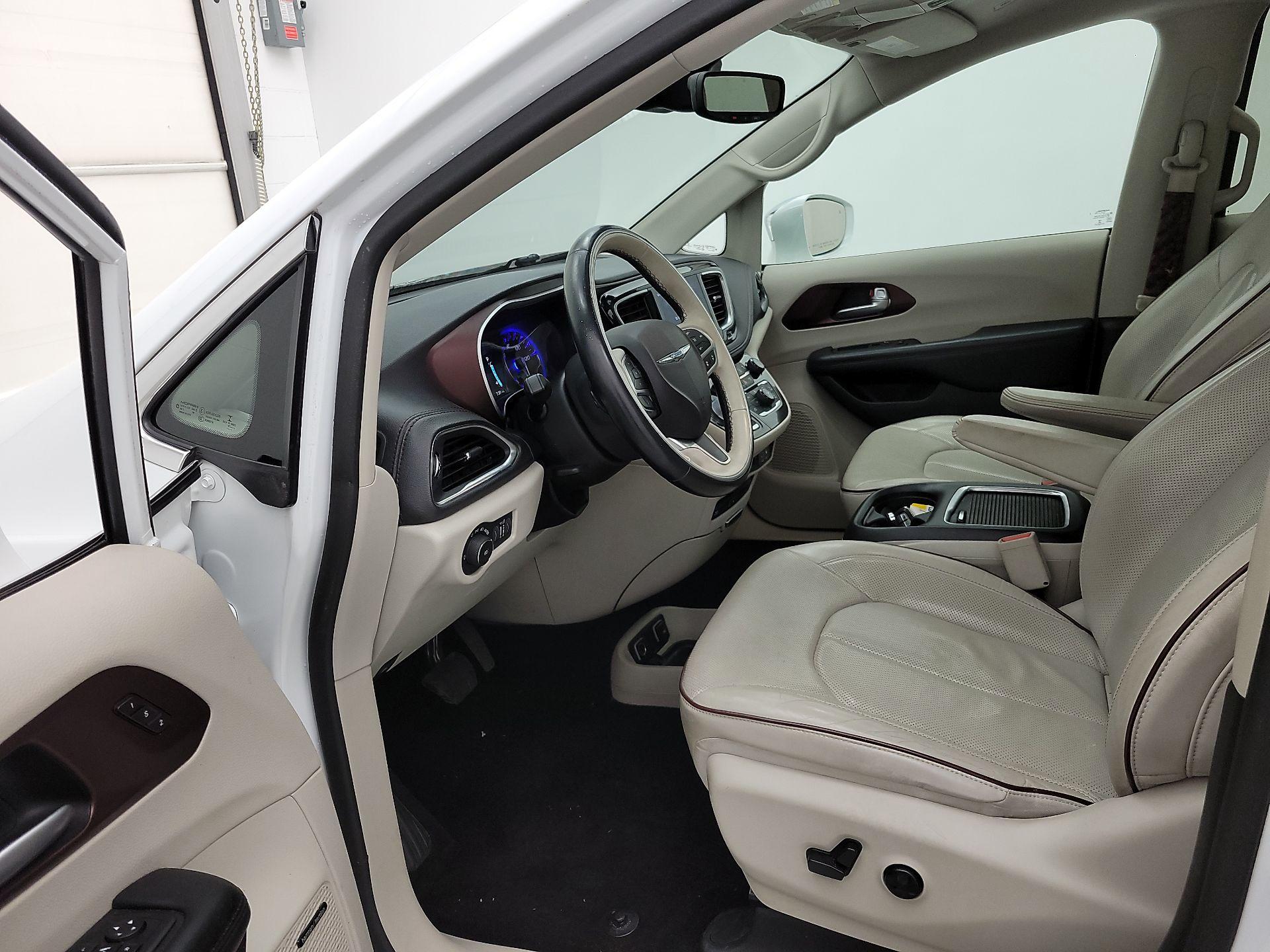 Thumbnail: 2018 Chrysler Pacifica - 11