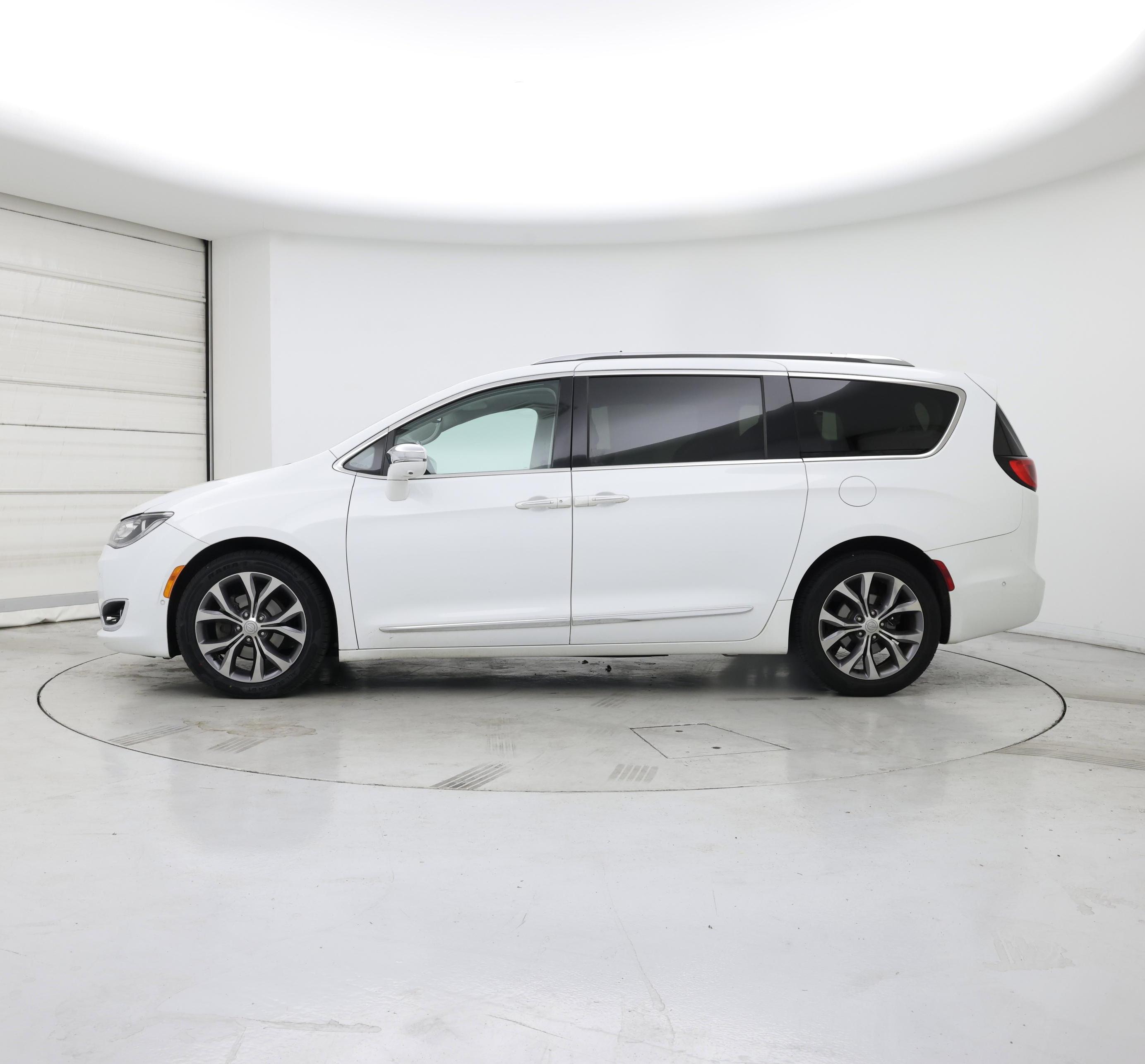 Thumbnail: 2018 Chrysler Pacifica - 3