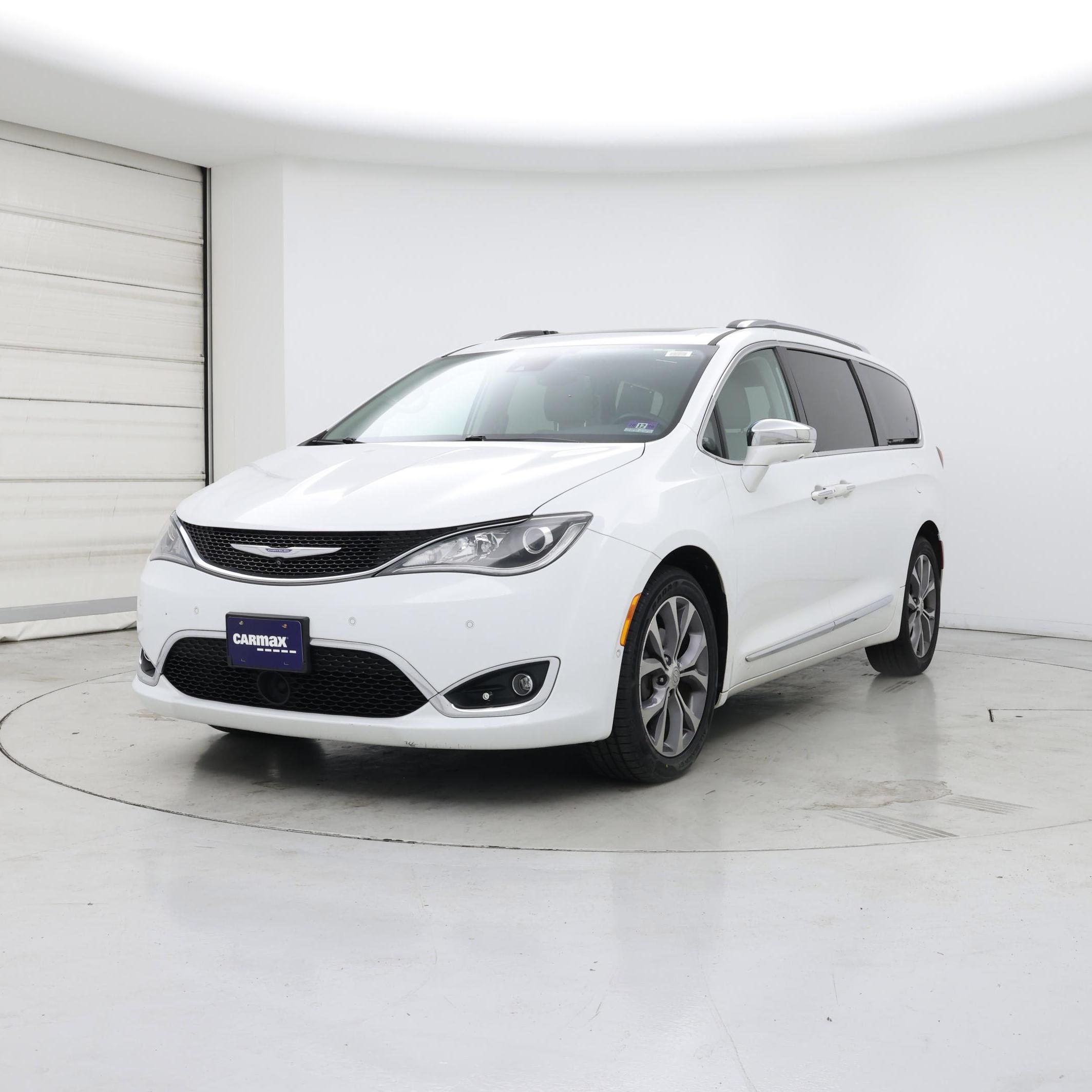 Thumbnail: 2018 Chrysler Pacifica - 4