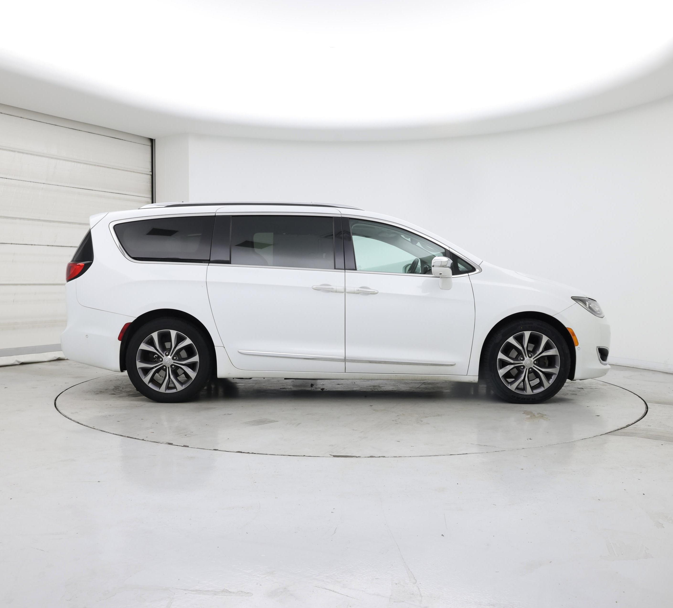 Thumbnail: 2018 Chrysler Pacifica - 7