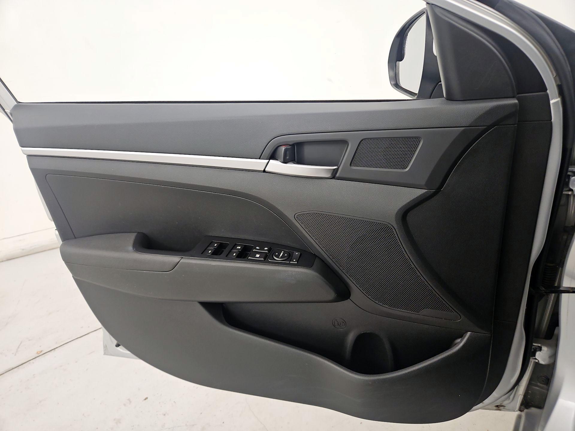 Thumbnail: 2019 Hyundai Elantra - 12