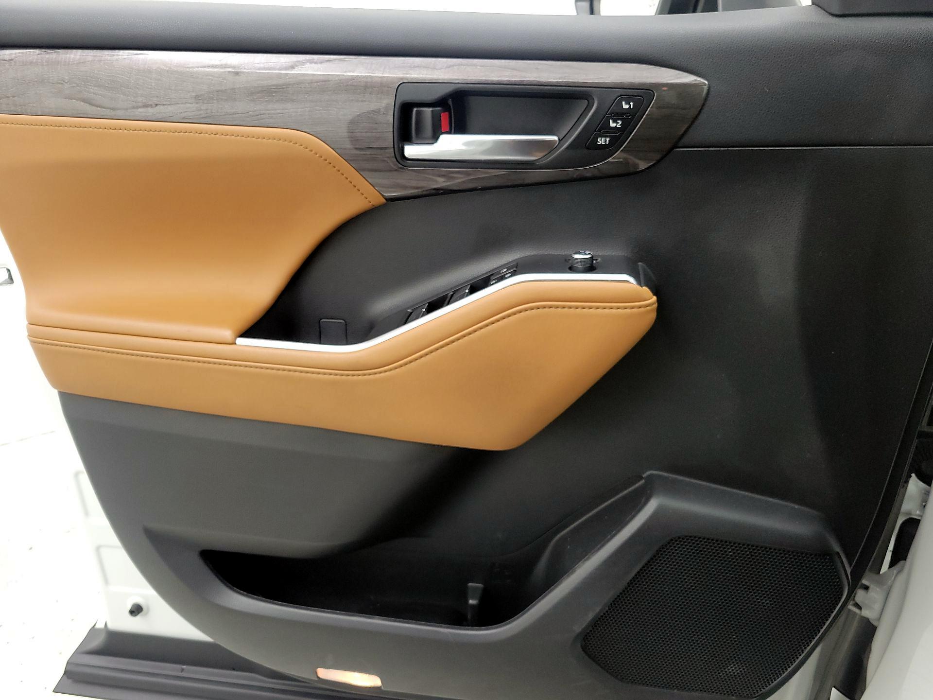 Thumbnail: 2023 Toyota Highlander - 12