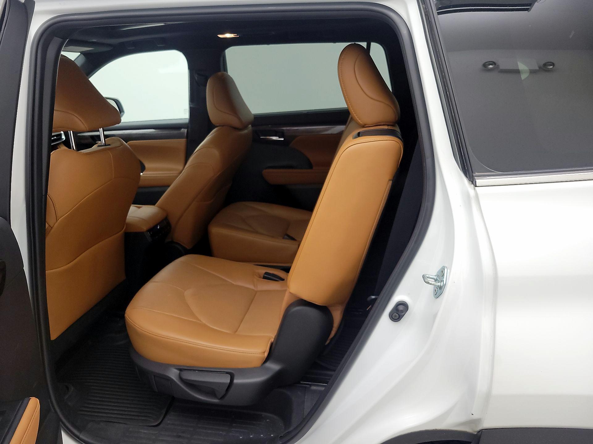 Thumbnail: 2023 Toyota Highlander - 20