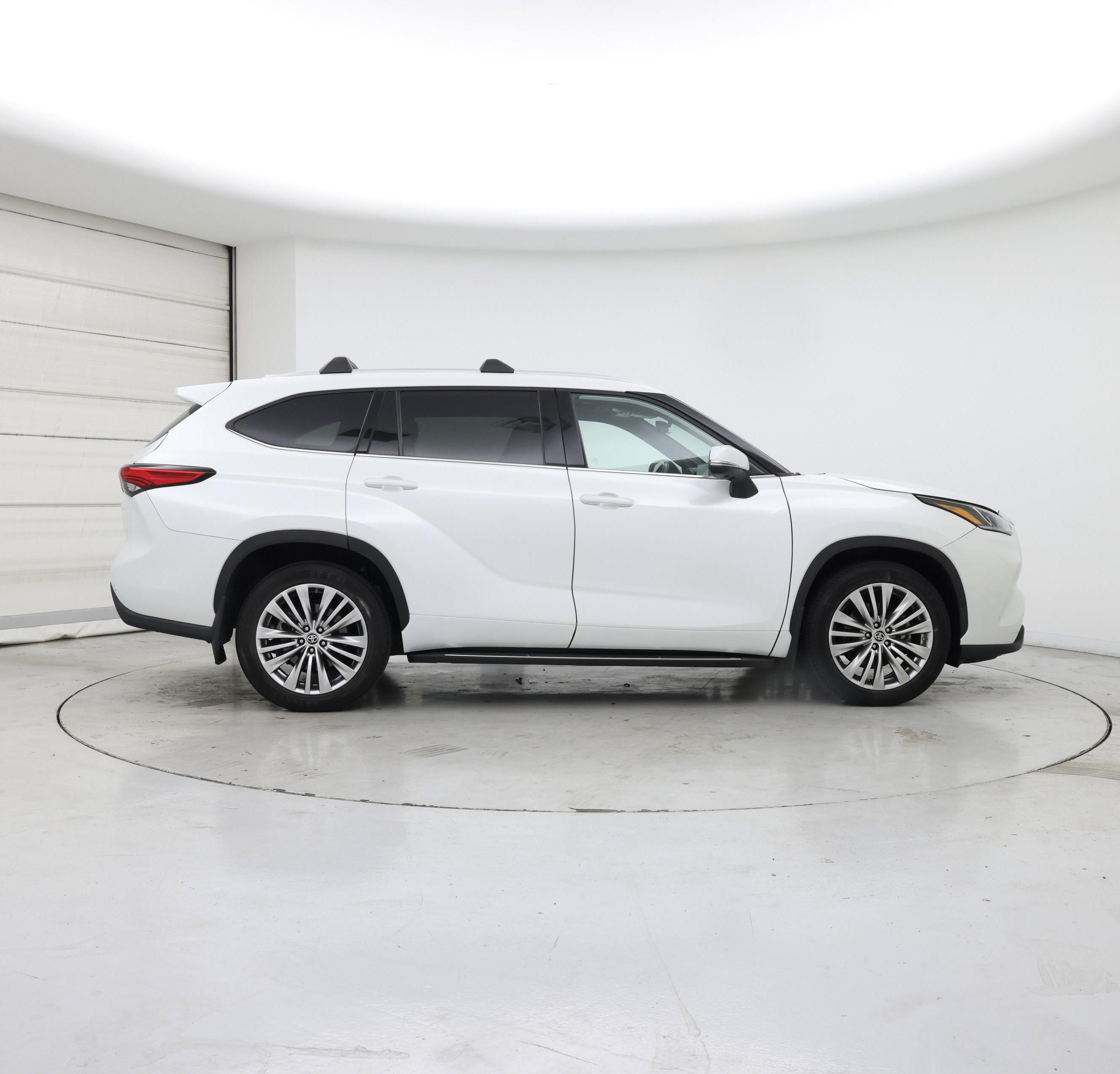 Thumbnail: 2023 Toyota Highlander - 7