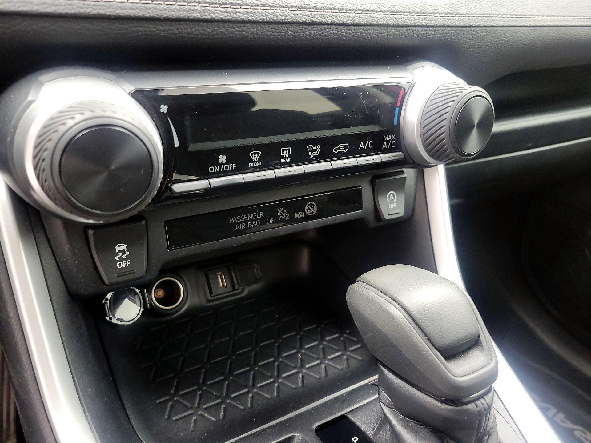 Thumbnail: 2020 Toyota RAV4 - 17