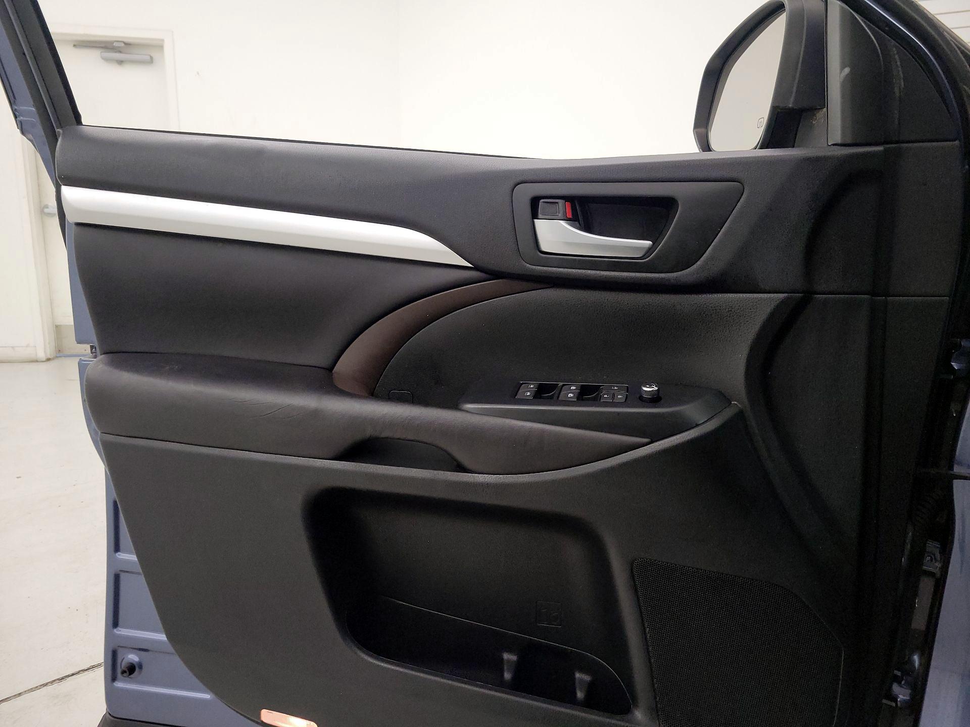 Thumbnail: 2016 Toyota Highlander - 12