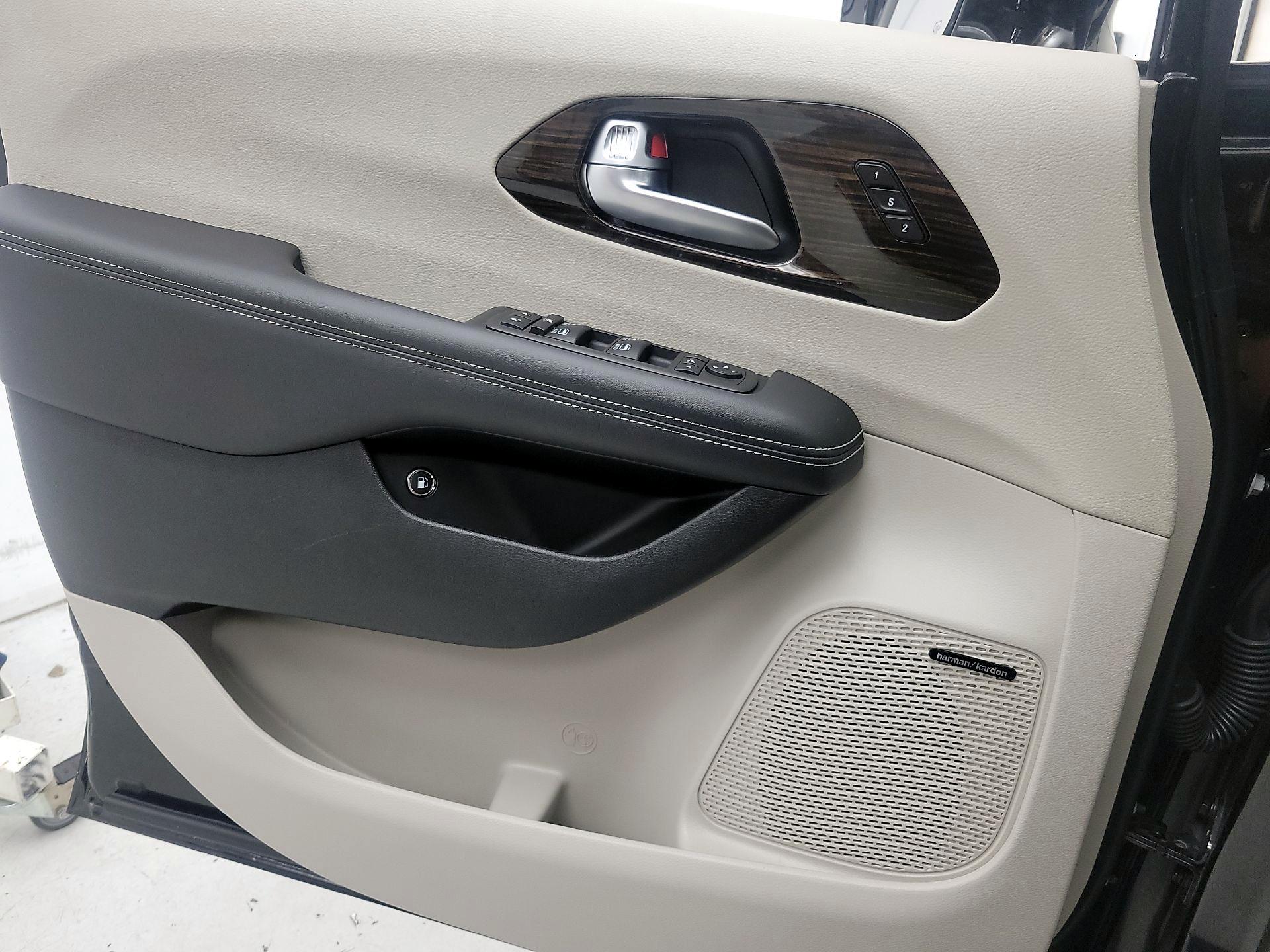 Thumbnail: 2023 Chrysler Pacifica - 12