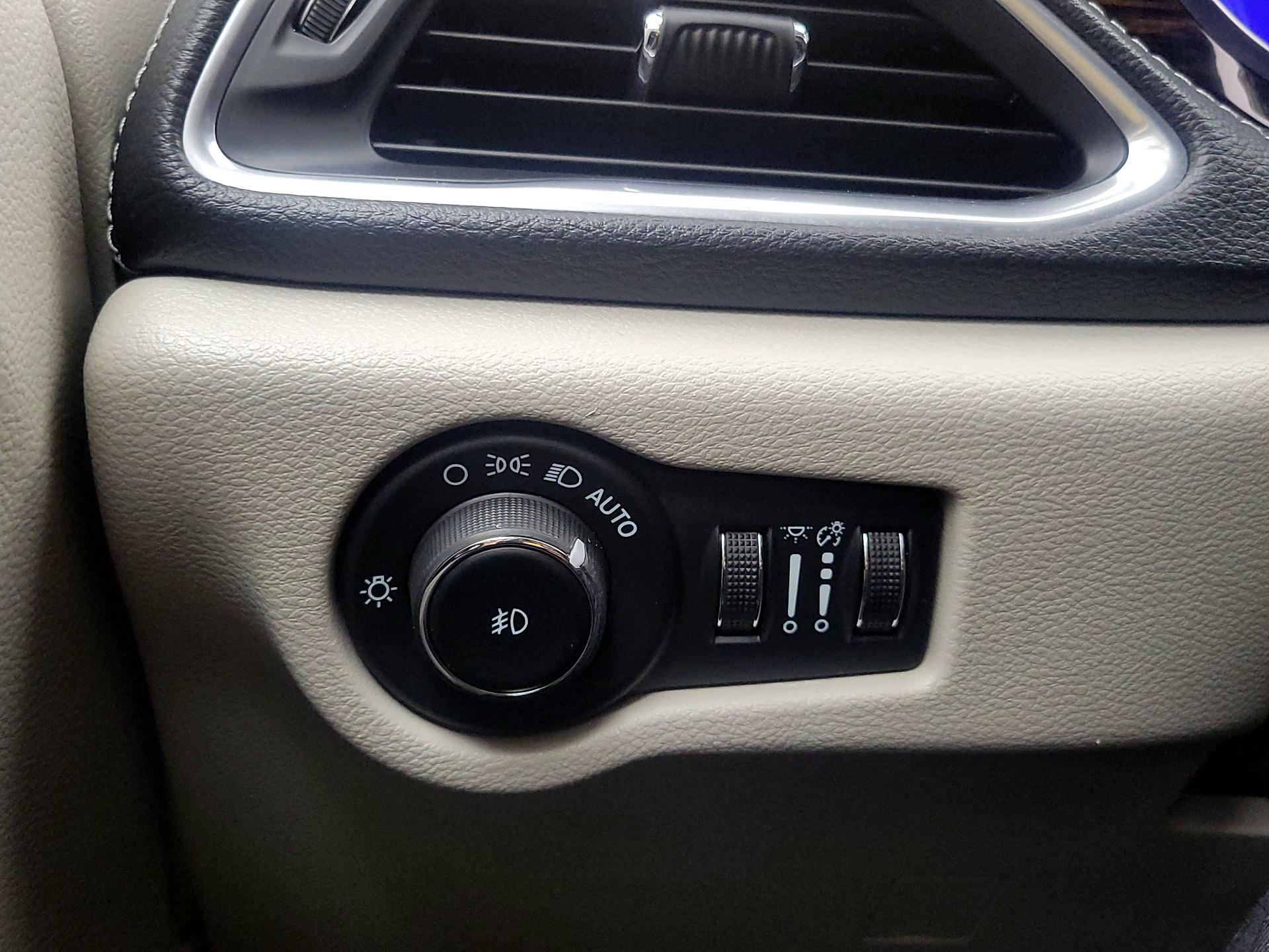 Thumbnail: 2023 Chrysler Pacifica - 13