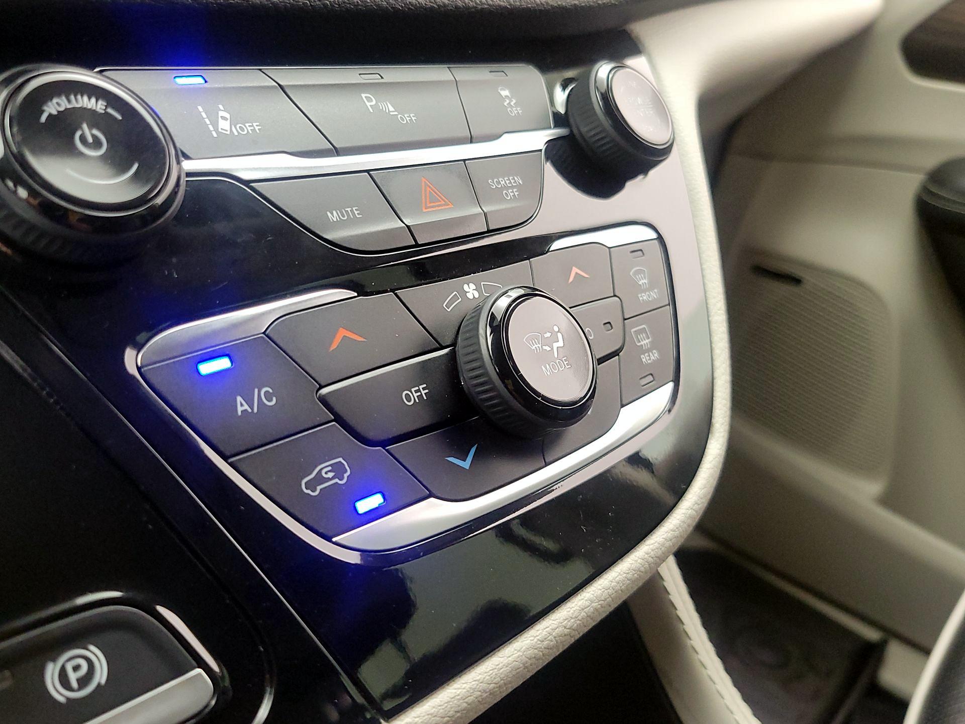 Thumbnail: 2023 Chrysler Pacifica - 17