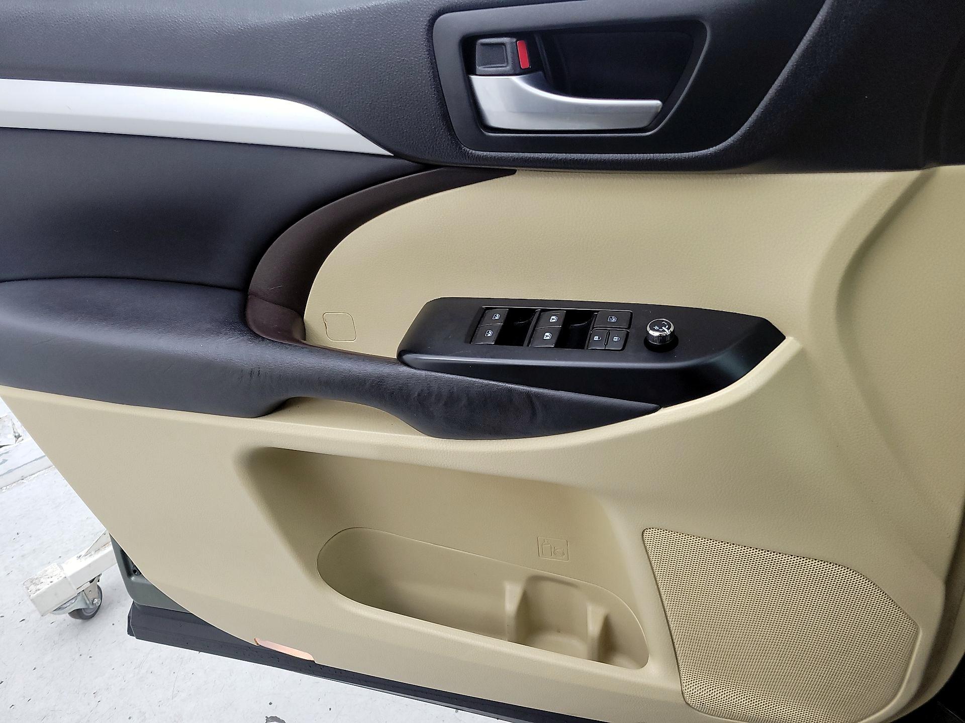 Thumbnail: 2016 Toyota Highlander - 12