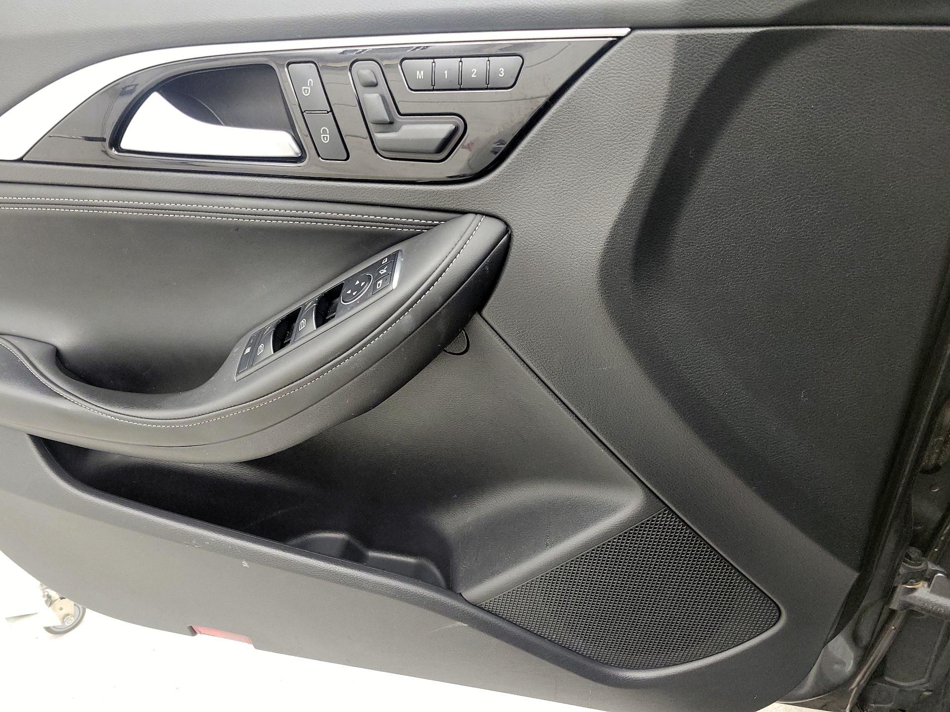 Thumbnail: 2018 INFINITI QX30 - 12