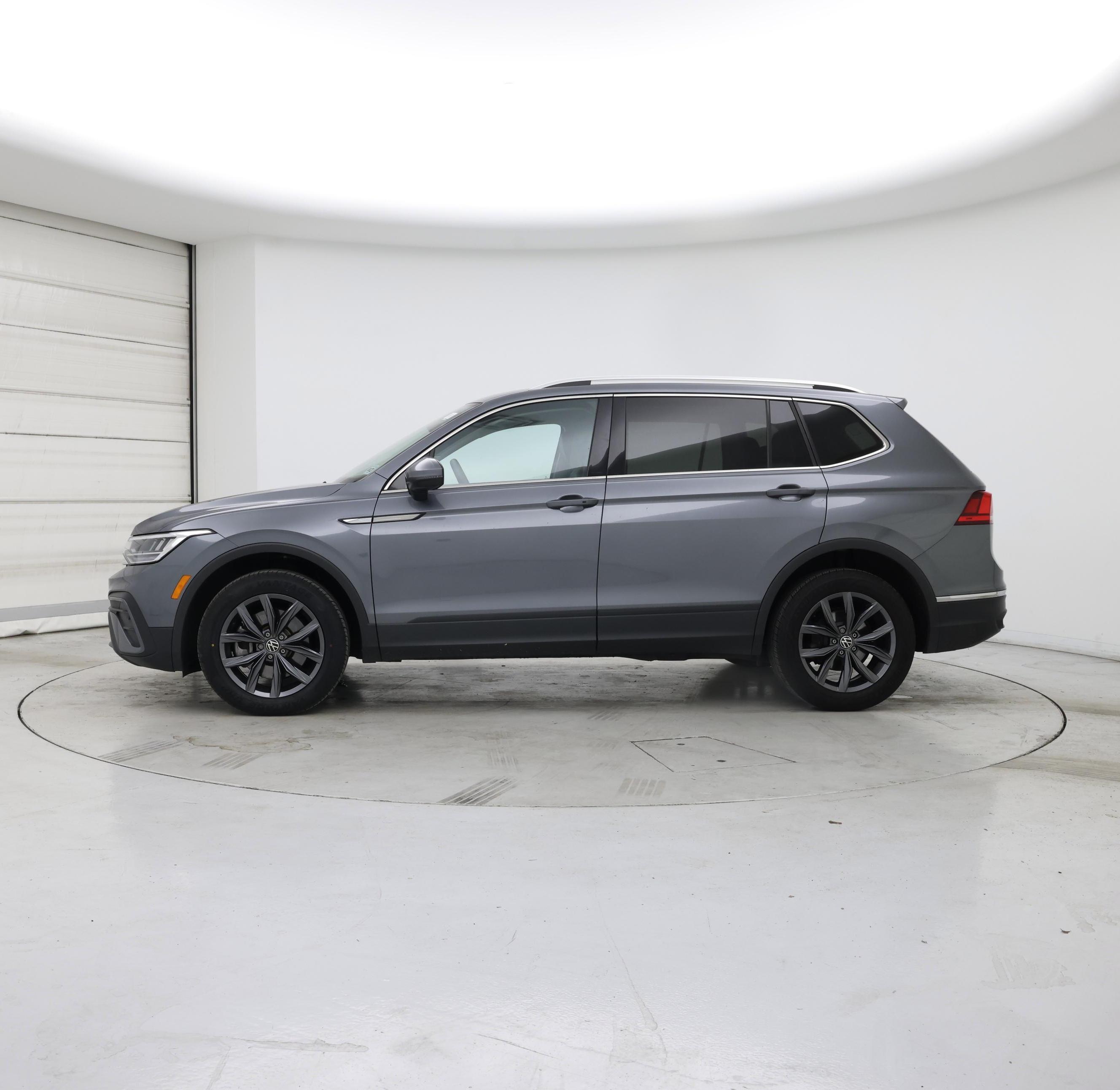 Thumbnail: 2022 Volkswagen Tiguan - 3