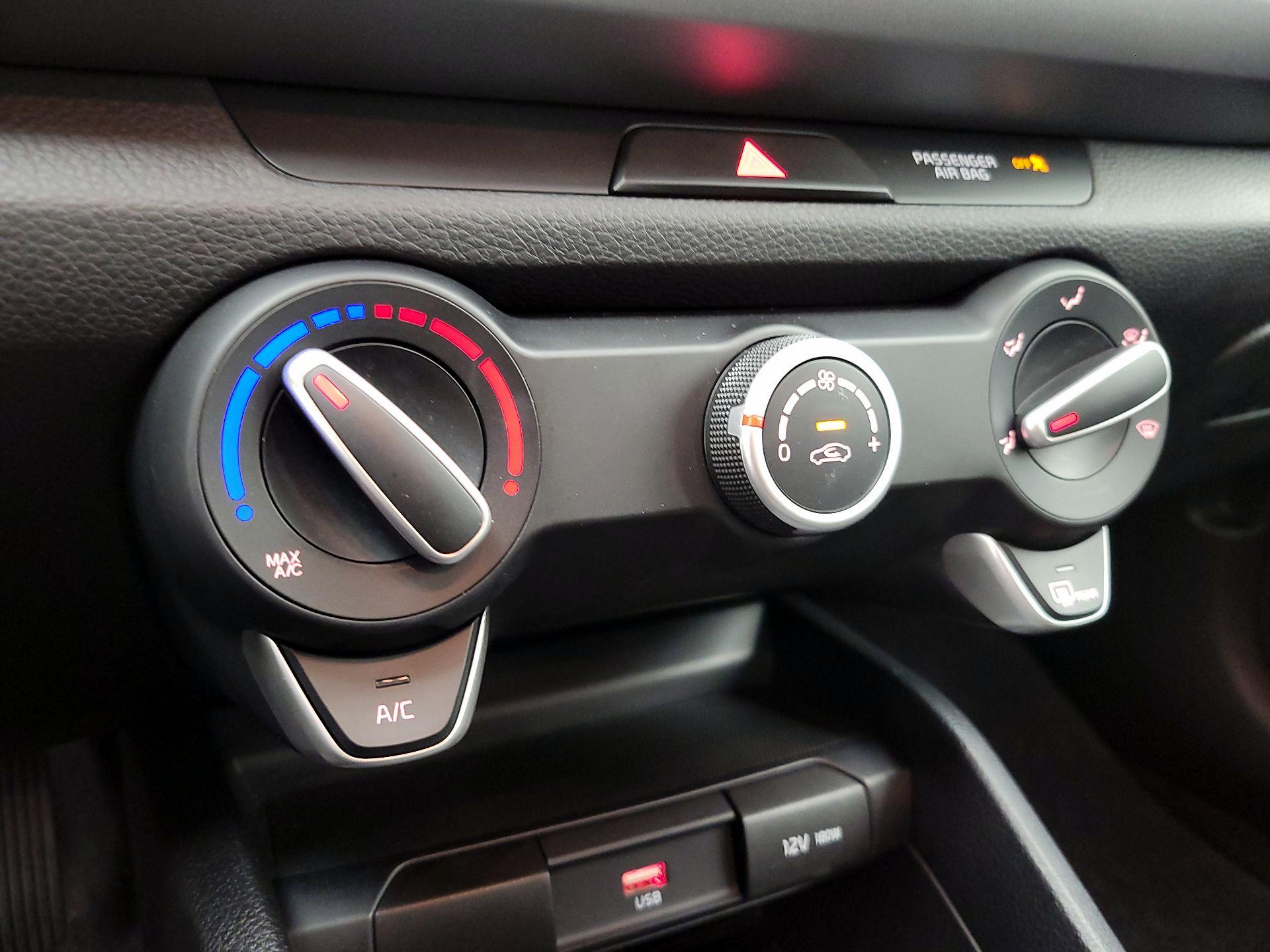 Thumbnail: 2022 Kia Rio - 16