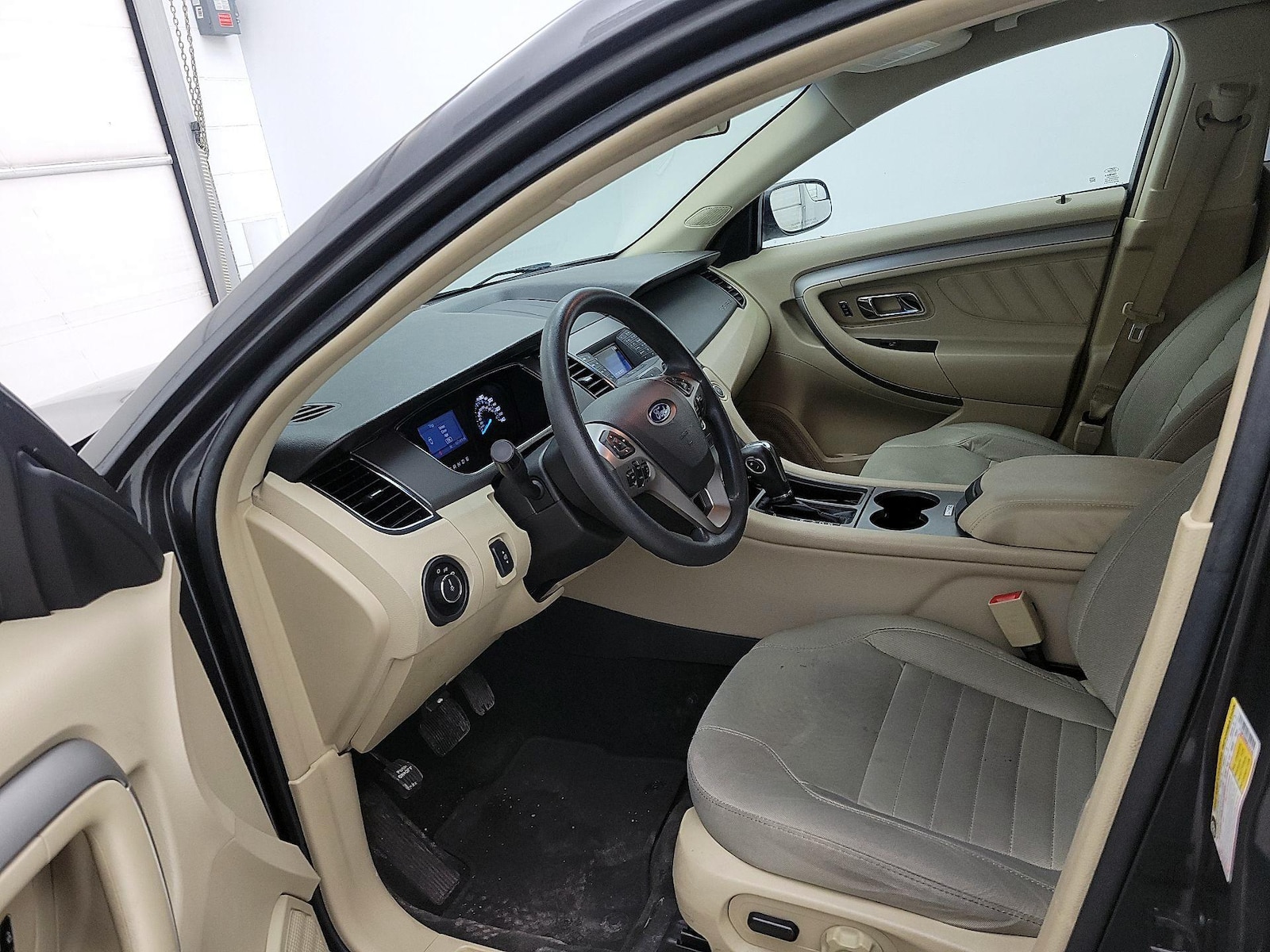 2016 Ford Taurus SE - Photo 12