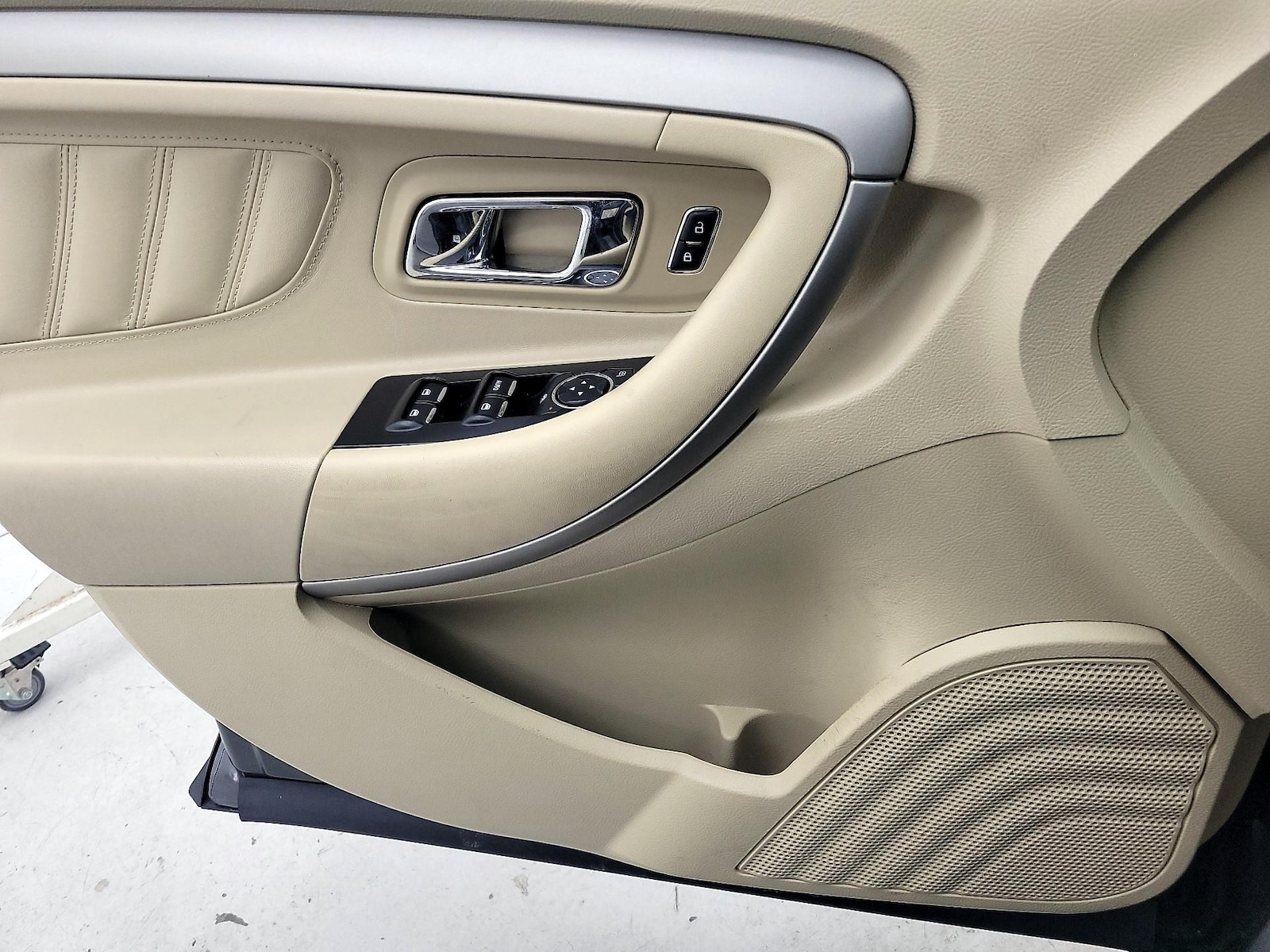 2016 Ford Taurus SE - Photo 13